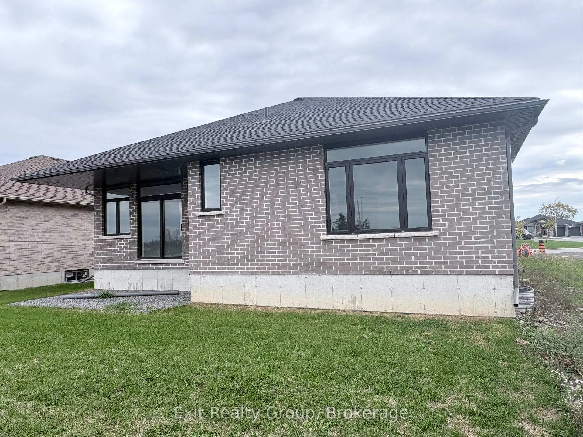 Photo 8 of 27 Sulmon Street, Belleville, Thurlow Ward — HOMEH