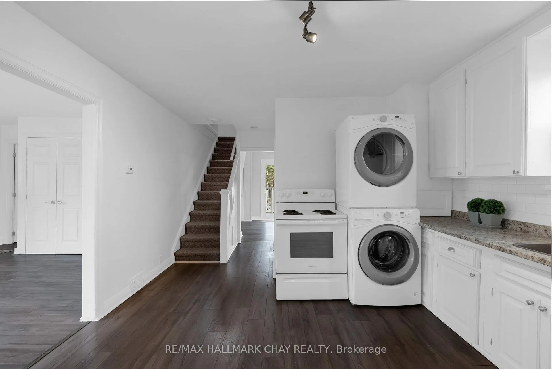 Photo 9 of 296 Barrie Road, Orillia — HOMEH