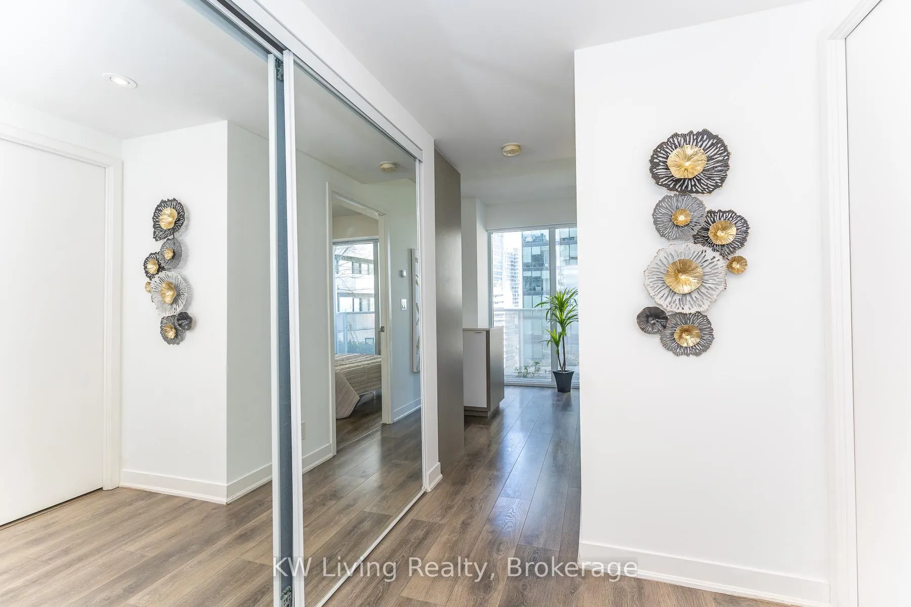 Photo 8 of Unit 1010, 88 Harbour Street, Toronto, Waterfront Communities — HOMEH