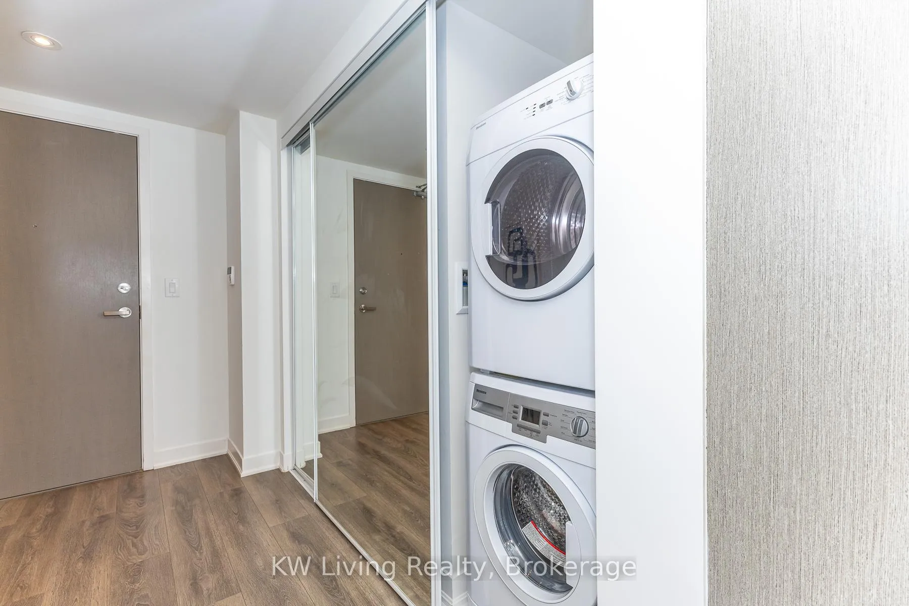 Photo 9 of Unit 1010, 88 Harbour Street, Toronto, Waterfront Communities — HOMEH