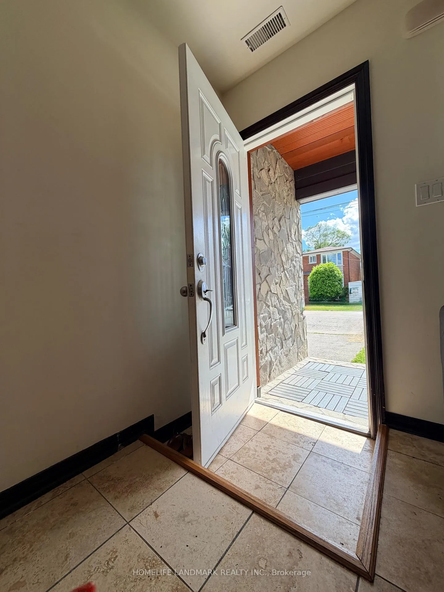 Photo 4 of 15 Fourteenth Street, Etobicoke, New Toronto — HOMEH