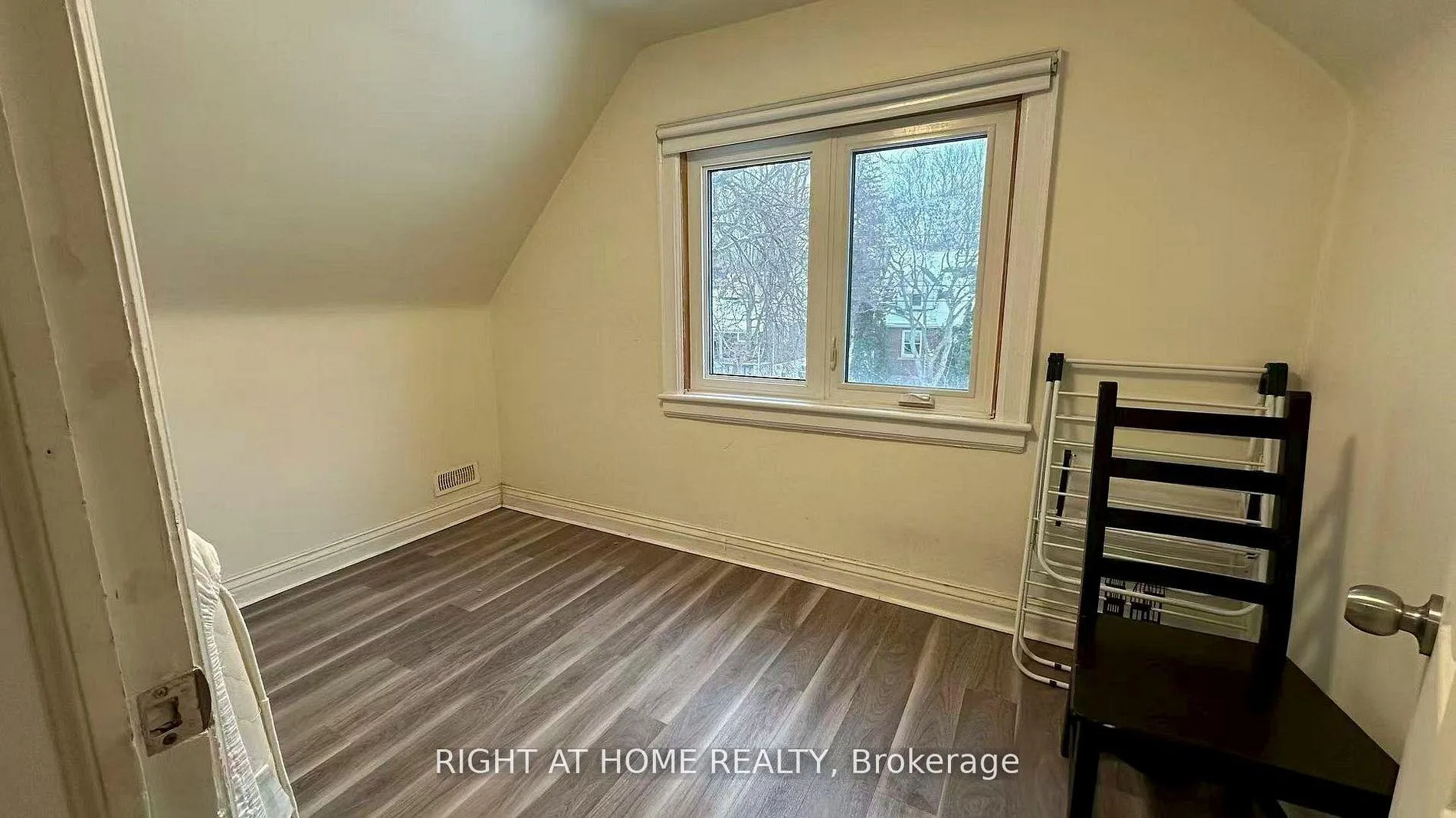 Photo 4 of 148 Haddon Avenue S, Hamilton, Ainslie Wood — HOMEH