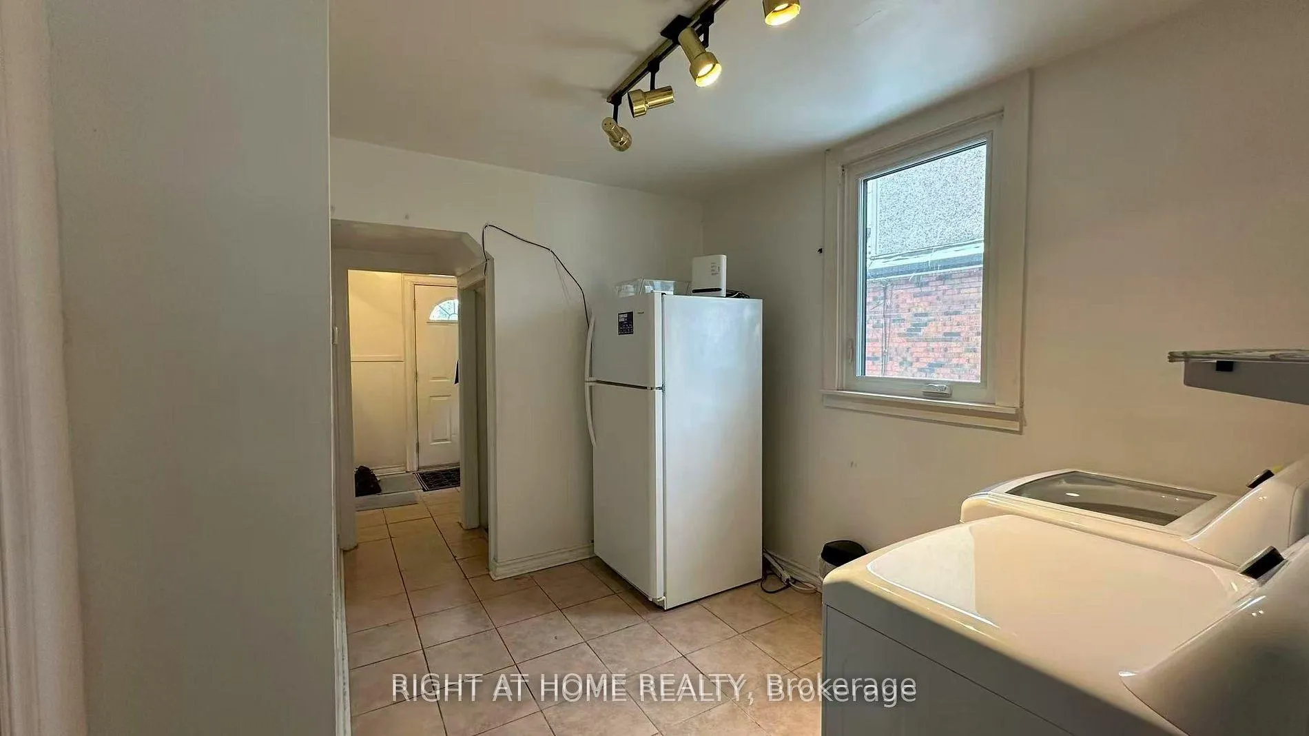 Photo 13 of 148 Haddon Avenue S, Hamilton, Ainslie Wood — HOMEH