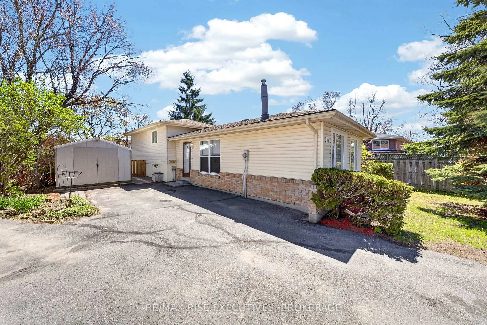Photo 3 of 1089 Pinewood Place, Kingston, City Northwest — HOMEH