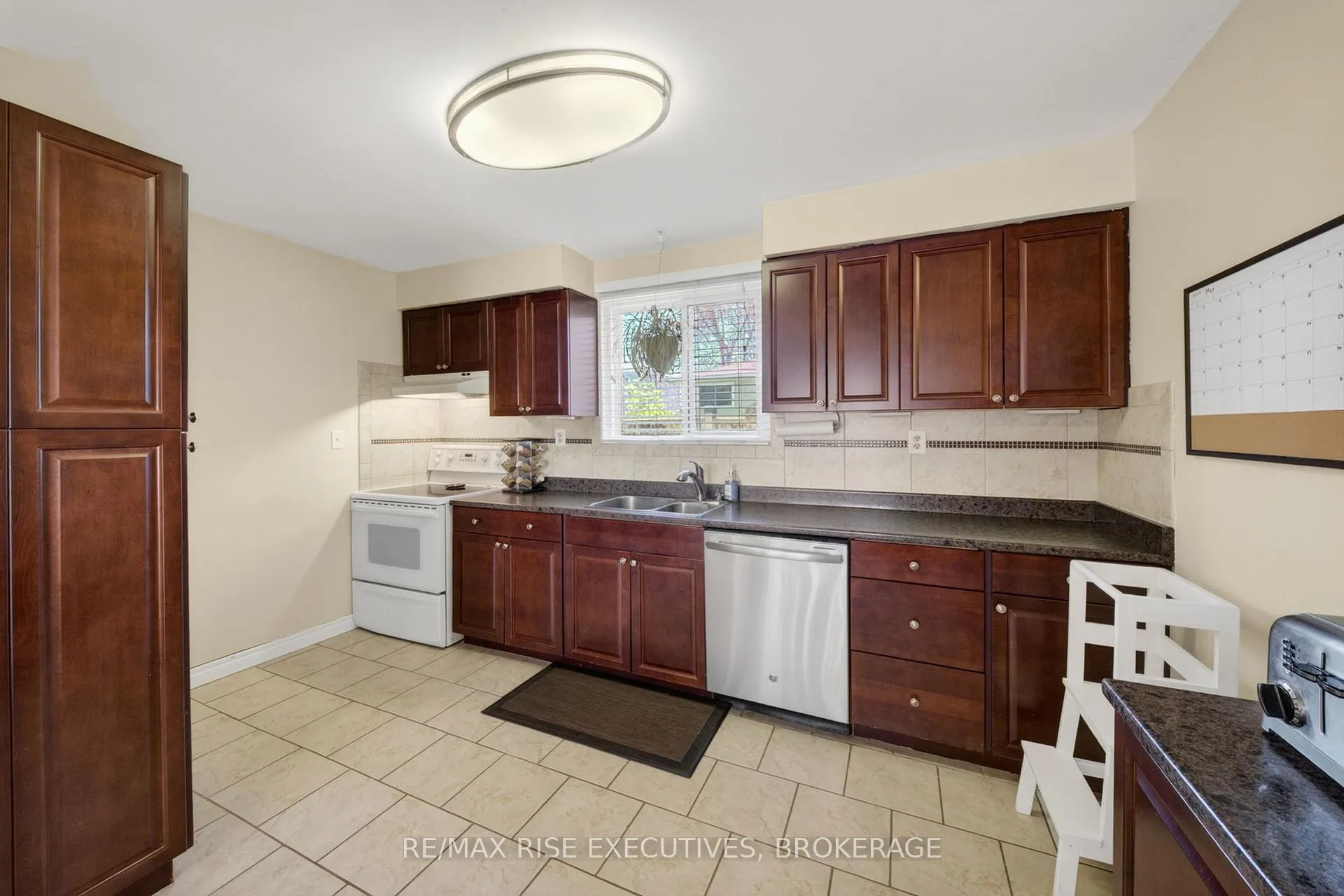 Photo 10 of 1089 Pinewood Place, Kingston, City Northwest — HOMEH