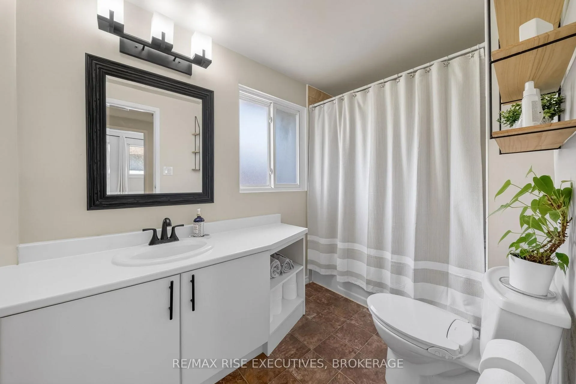 Photo 21 of 1089 Pinewood Place, Kingston, City Northwest — HOMEH
