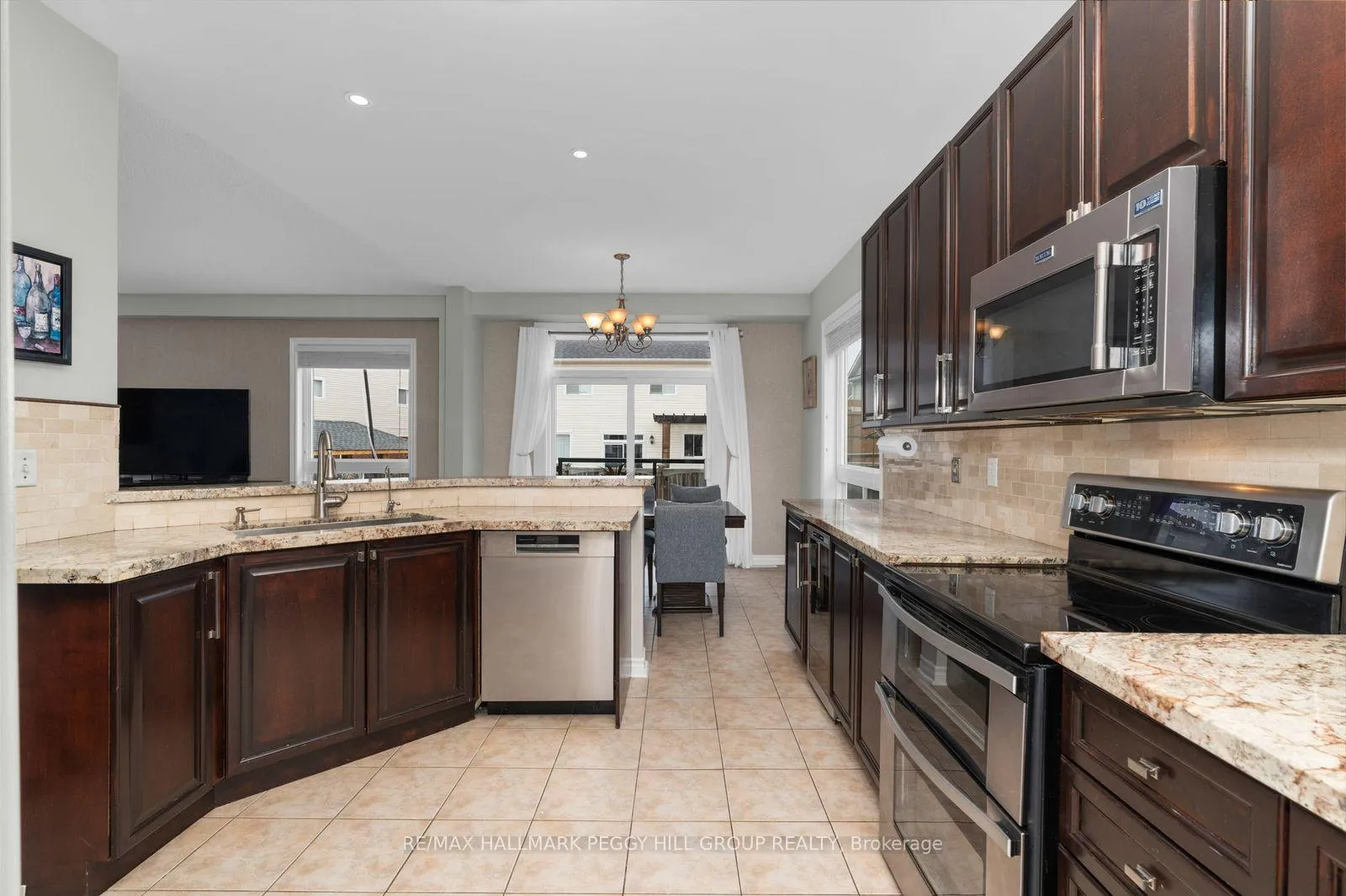 Photo 4 of 20 The Queensway, Barrie, Innis-Shore — HOMEH