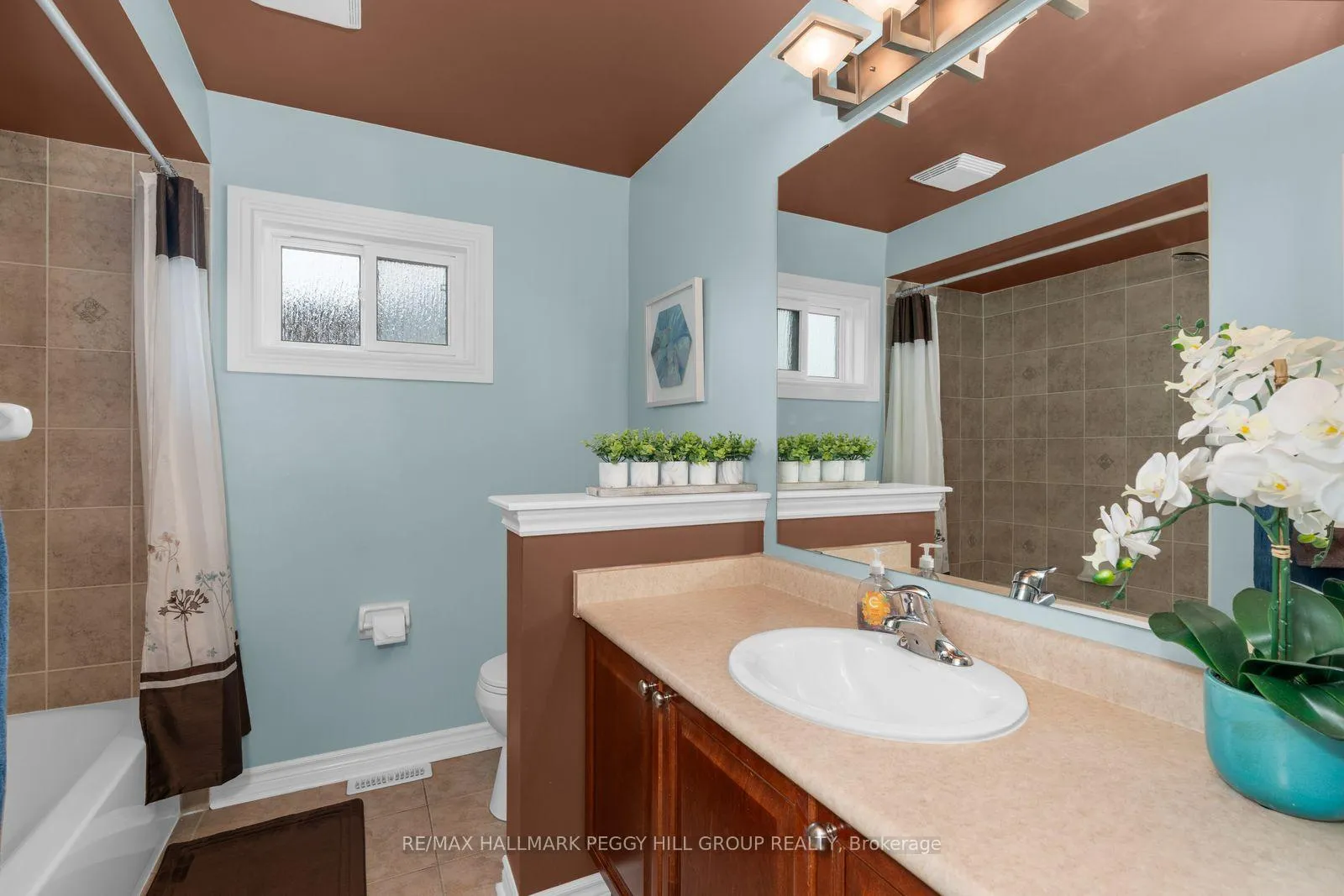 Photo 15 of 20 The Queensway, Barrie, Innis-Shore — HOMEH