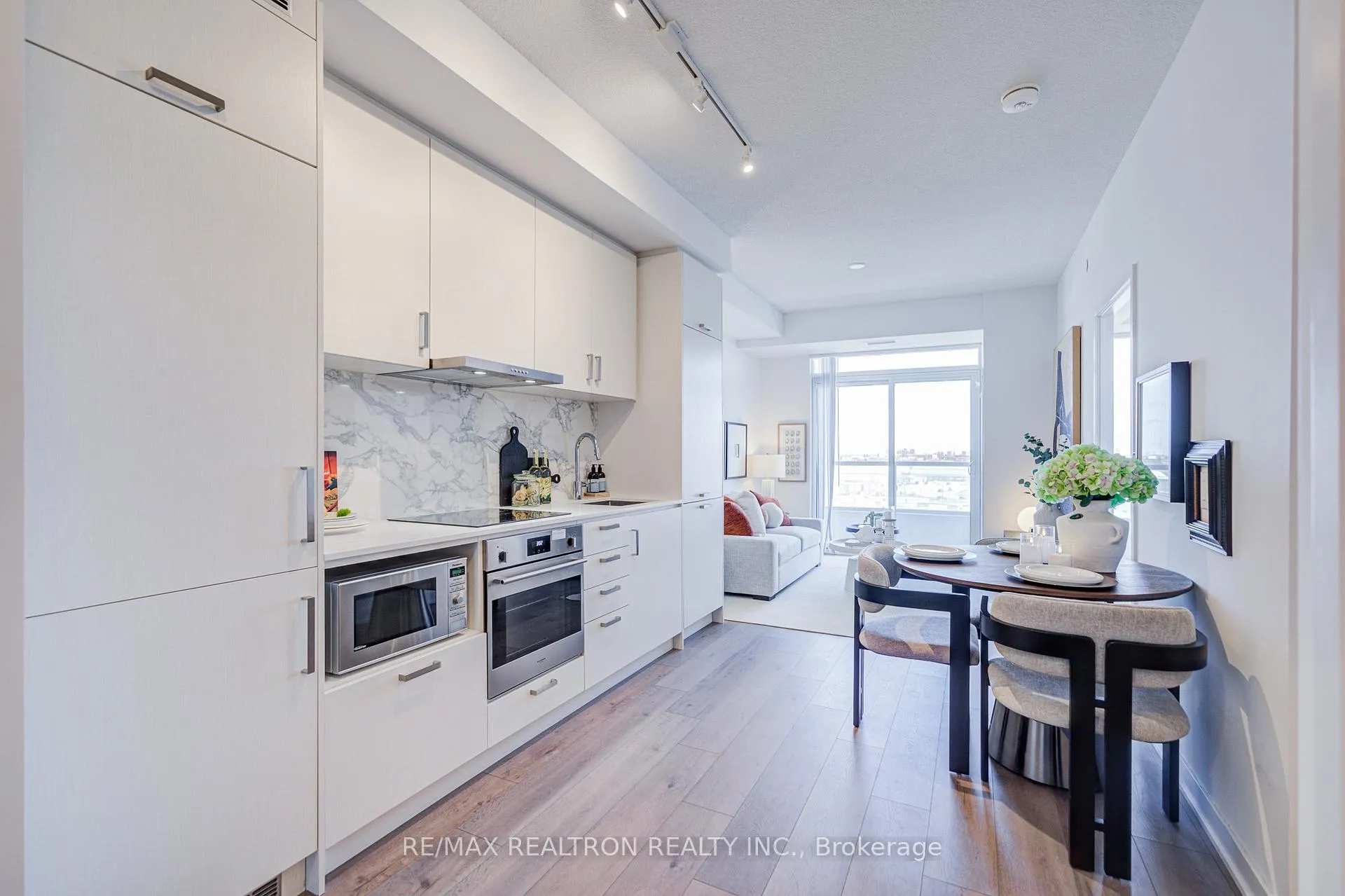 Photo 8 of Unit 717, 60 Honeycrisp Crescent, Vaughan, Vaughan Corporate Centre — HOMEH