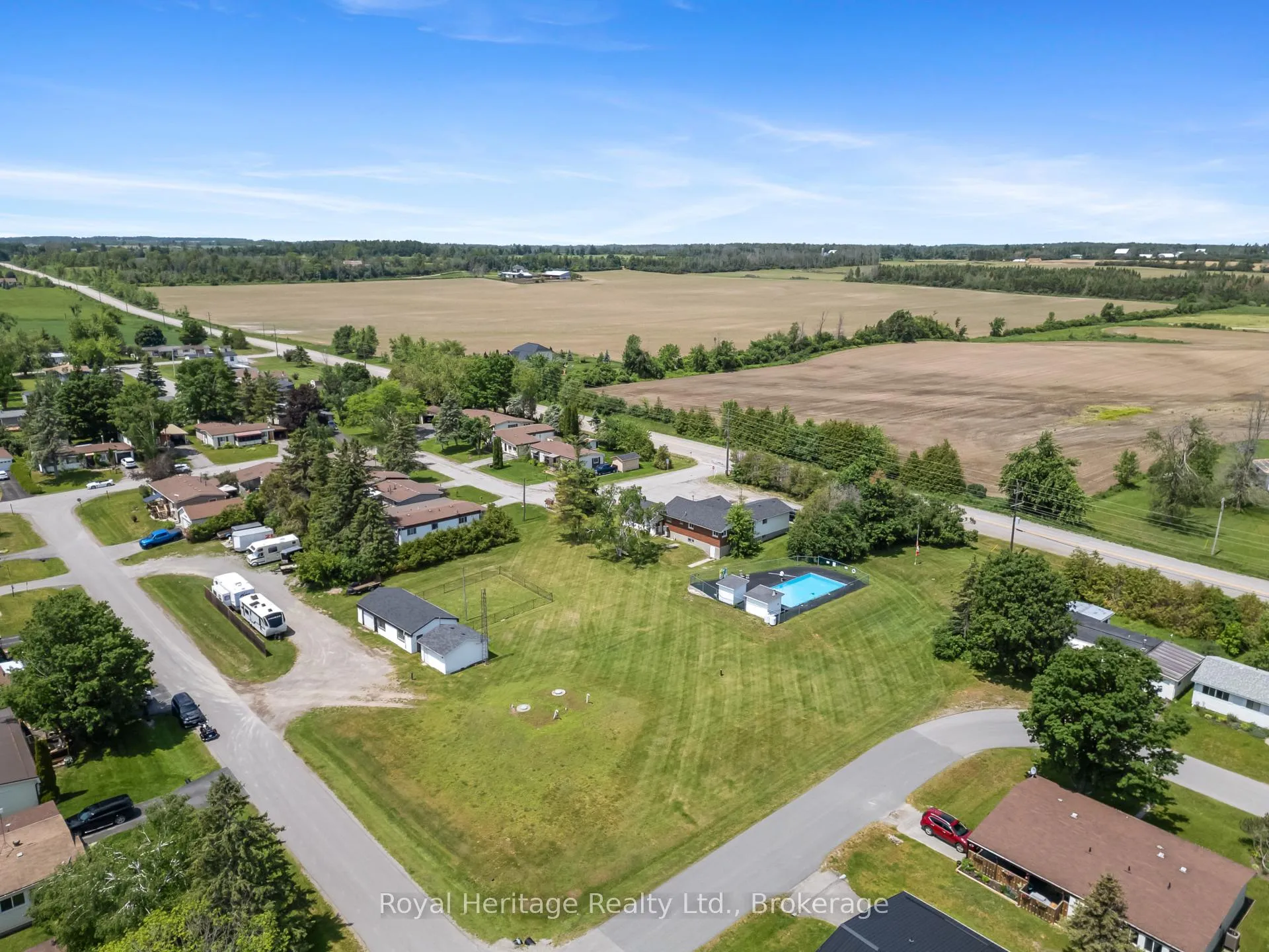 Photo 3 of 17 Circle Drive, Kawartha Lakes, Fenelon — HOMEH