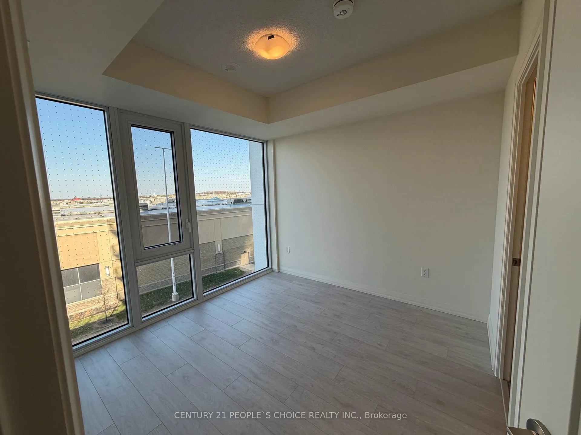 Photo 2 of Unit 412, 27 Korda Gate, Vaughan, Concord — HOMEH