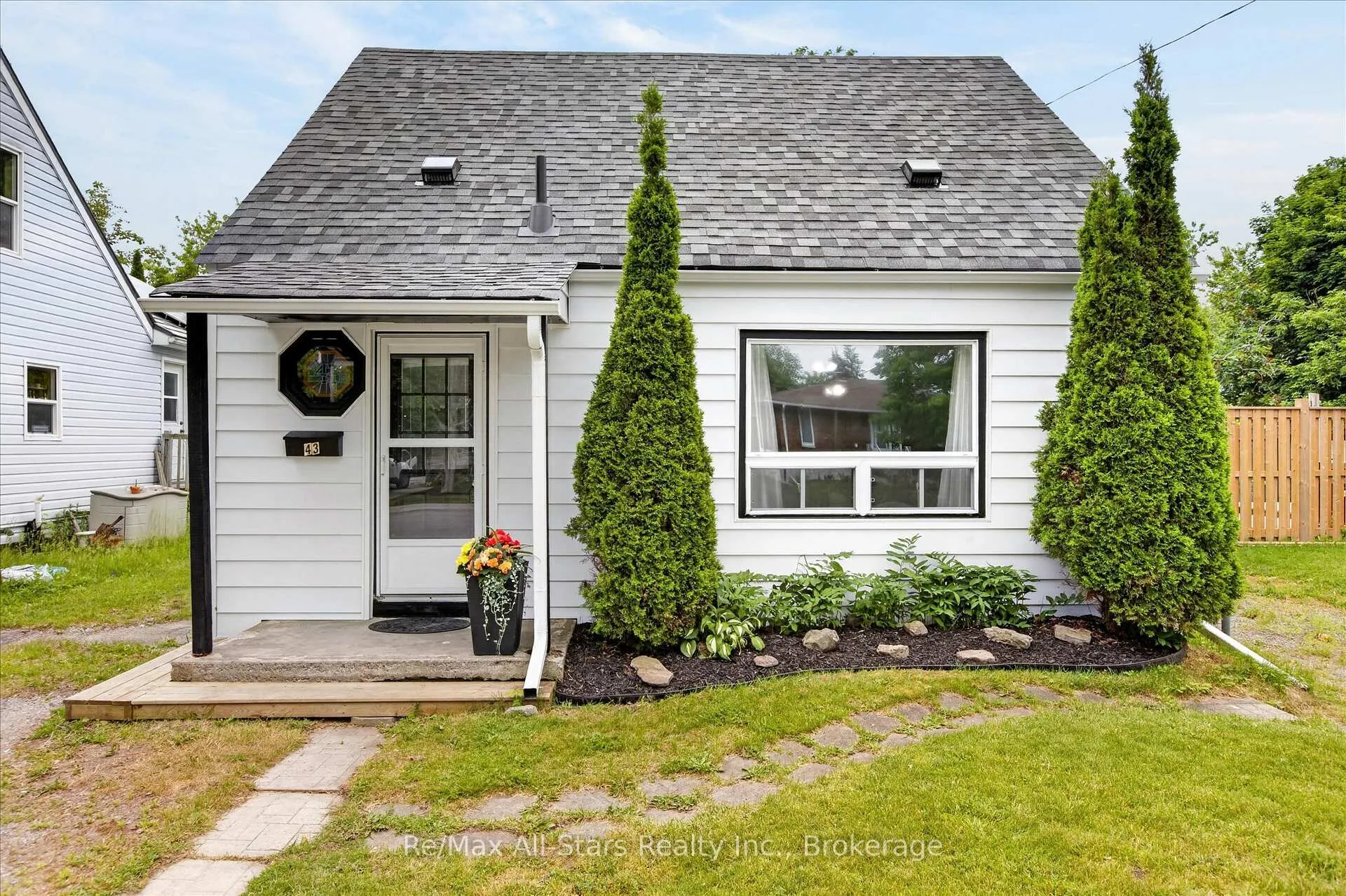 Photo 2 of 43 Melbourne Street E, Kawartha Lakes, Lindsay — HOMEH