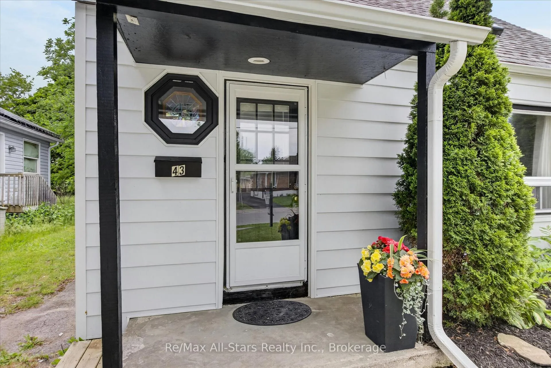 Photo 5 of 43 Melbourne Street E, Kawartha Lakes, Lindsay — HOMEH