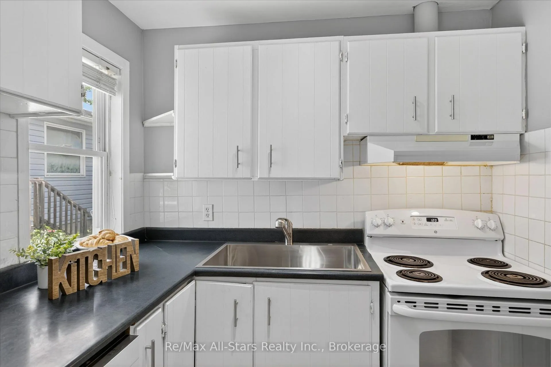 Photo 17 of 43 Melbourne Street E, Kawartha Lakes, Lindsay — HOMEH