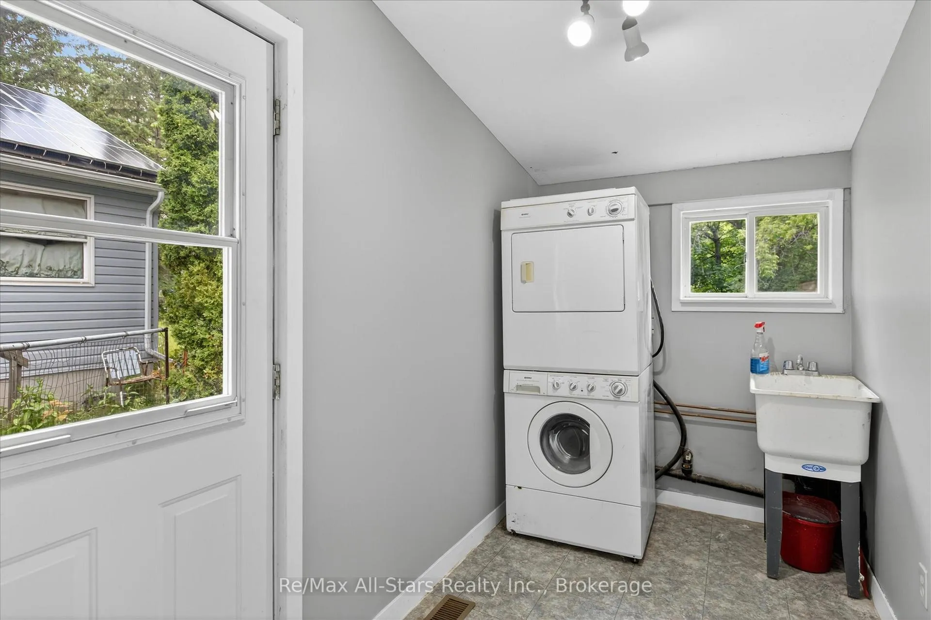 Photo 24 of 43 Melbourne Street E, Kawartha Lakes, Lindsay — HOMEH