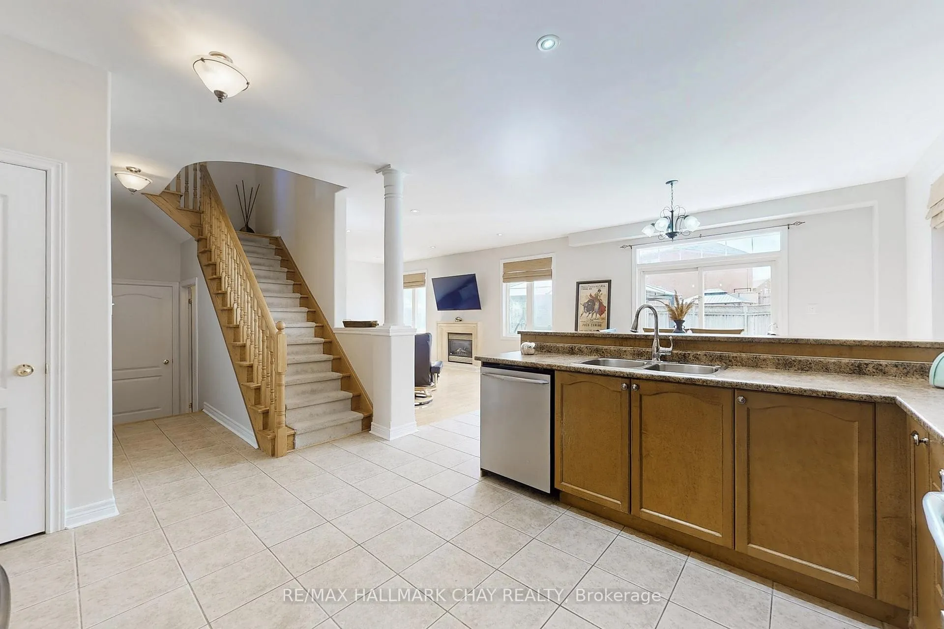 Photo 8 of 76 Cobblestone Court, Brampton, Sandringham-Wellington — HOMEH