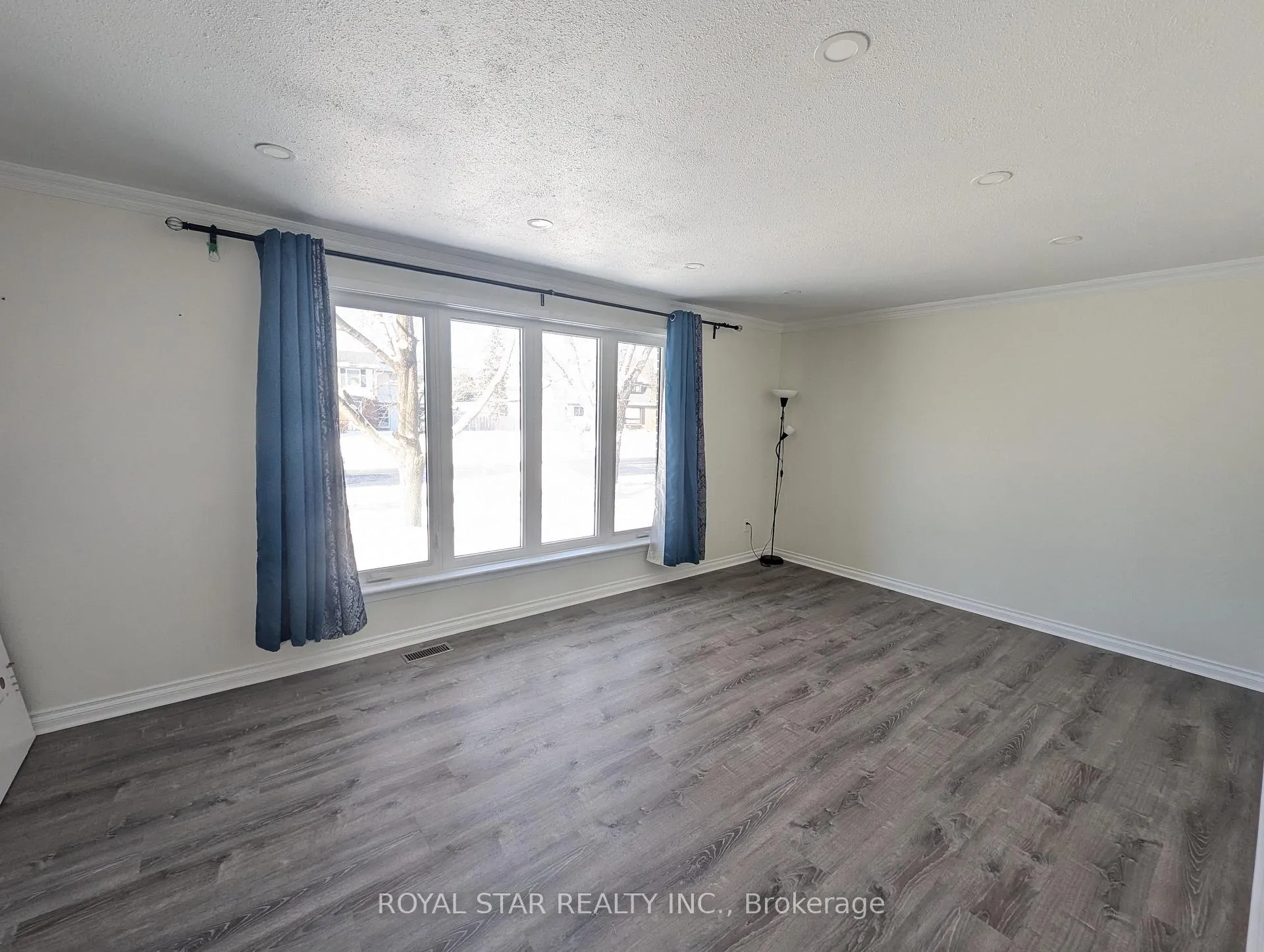 Photo 4 of 44 Winchester Drive, Ottawa, Kanata - Glencairn/Hazeldean — HOMEH