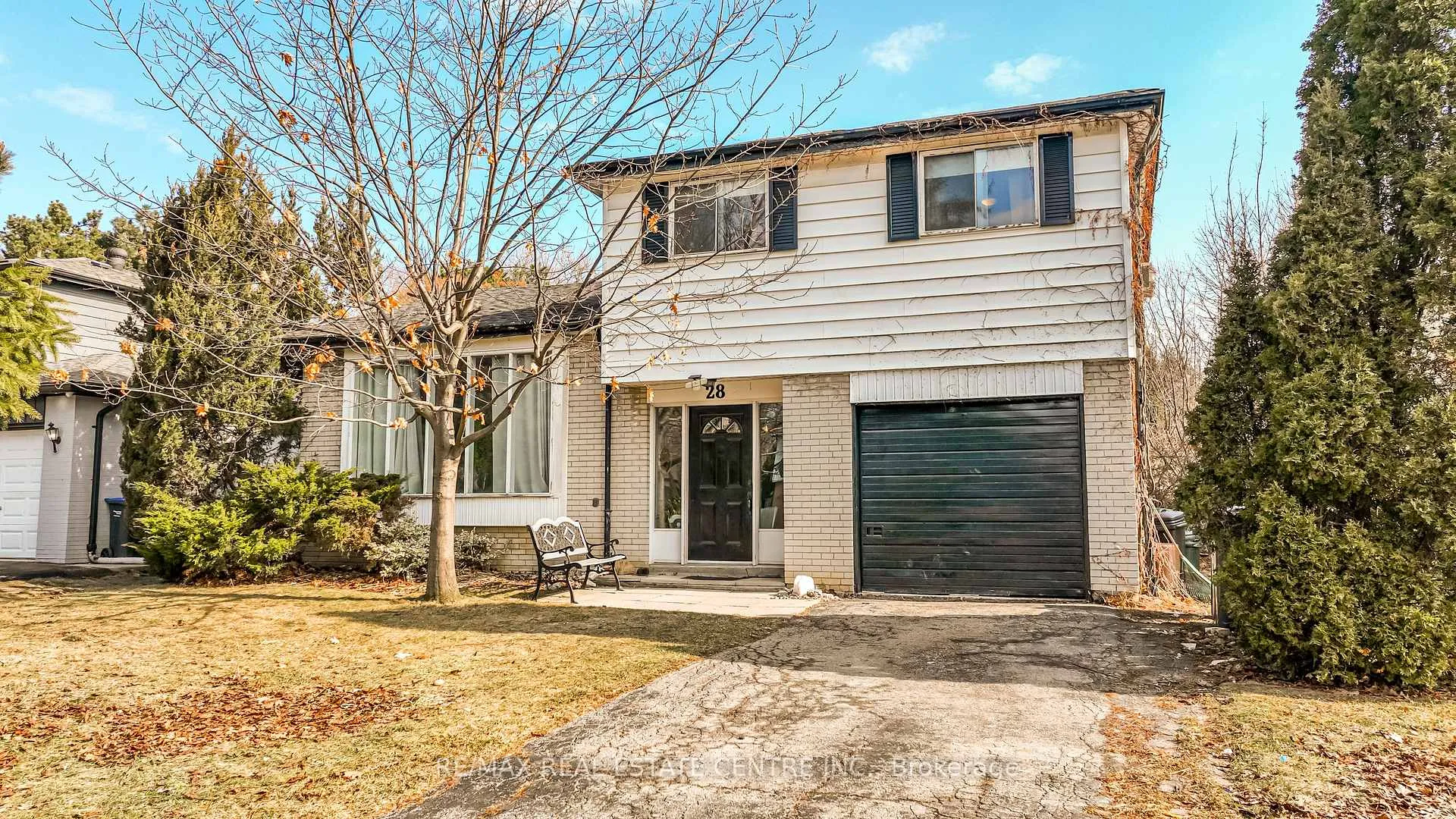 Photo 2 of 28 Cavendish Crescent, Brampton, Avondale — HOMEH