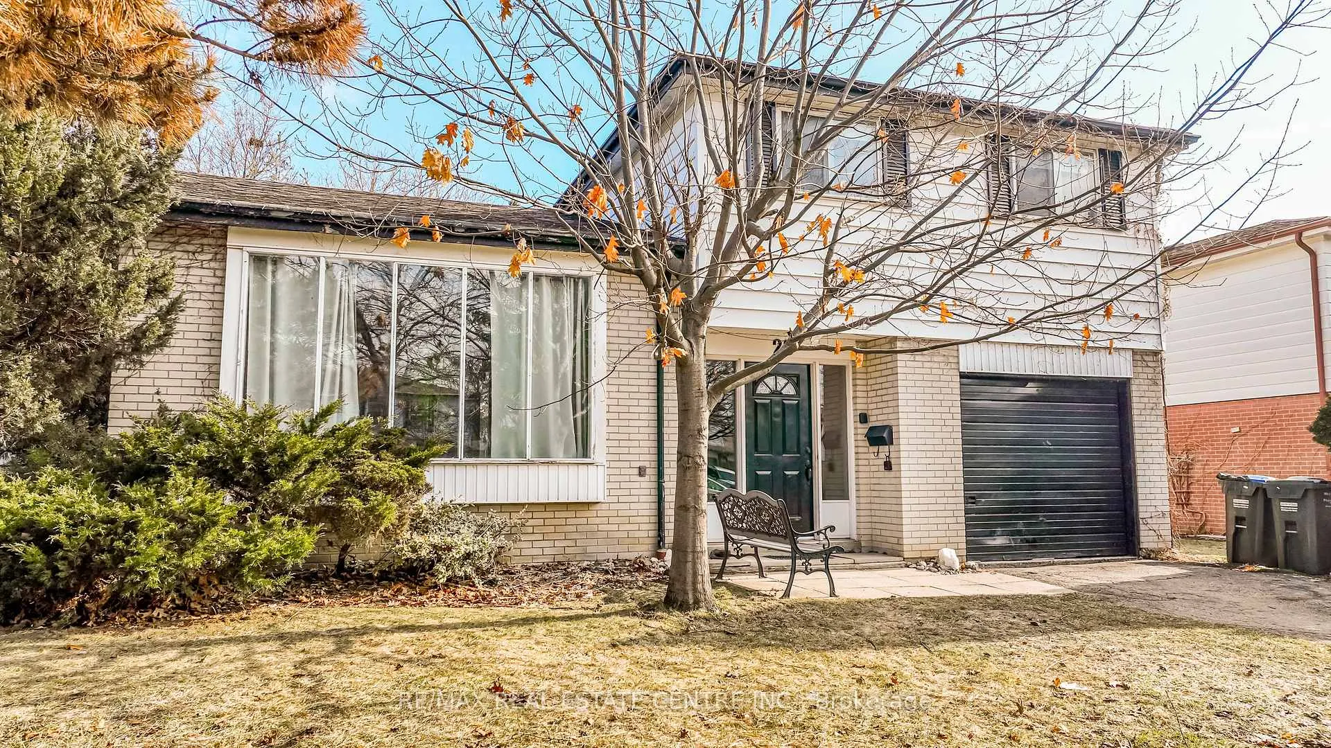 Photo 3 of 28 Cavendish Crescent, Brampton, Avondale — HOMEH