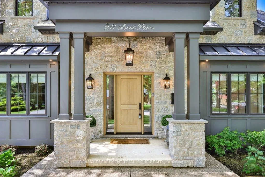 Photo 2 of 211 Ascot Place, Burlington, LaSalle — HOMEH