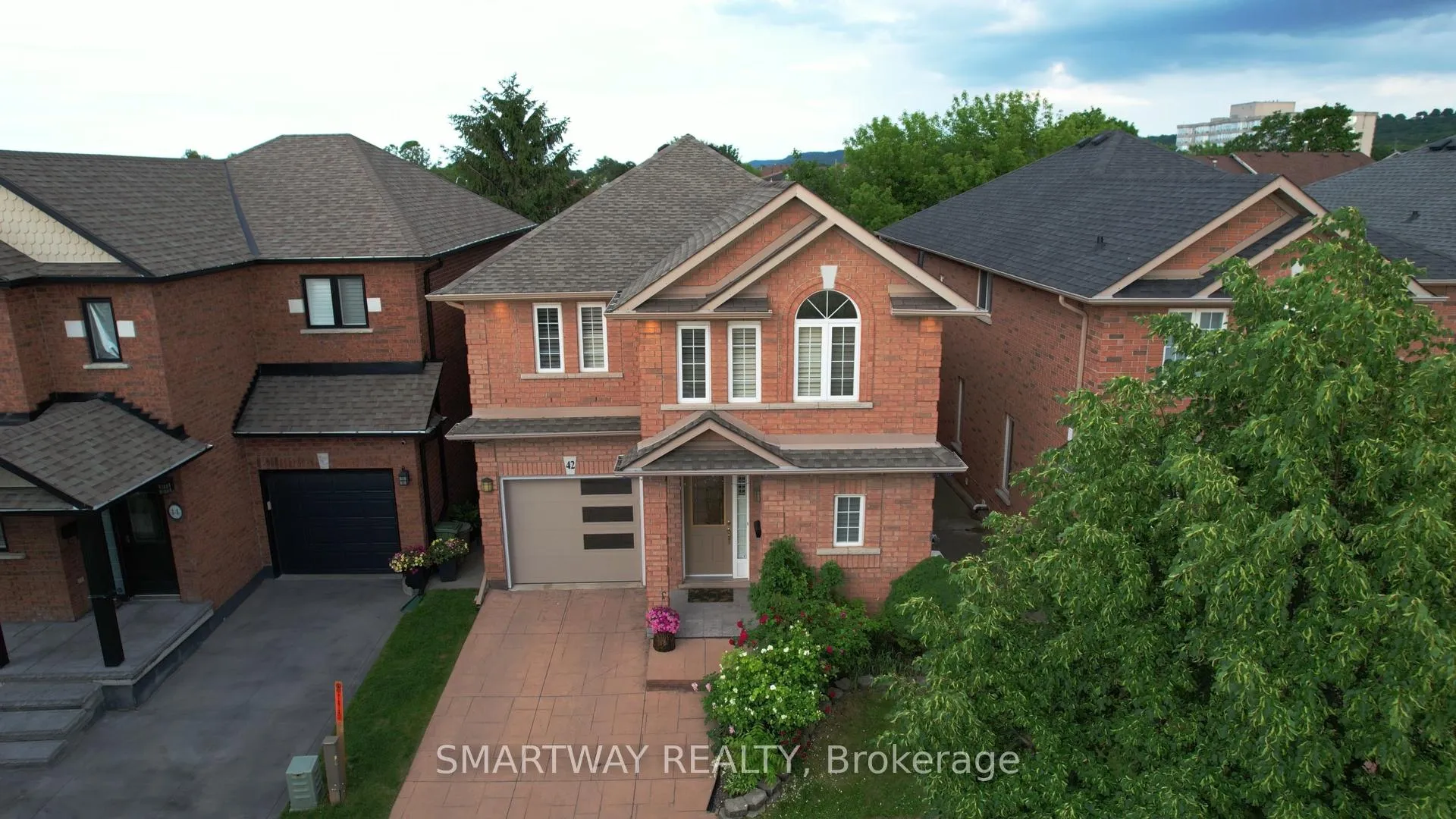 Photo 2 of 42 Peachwood Crescent, Hamilton, Stoney Creek — HOMEH