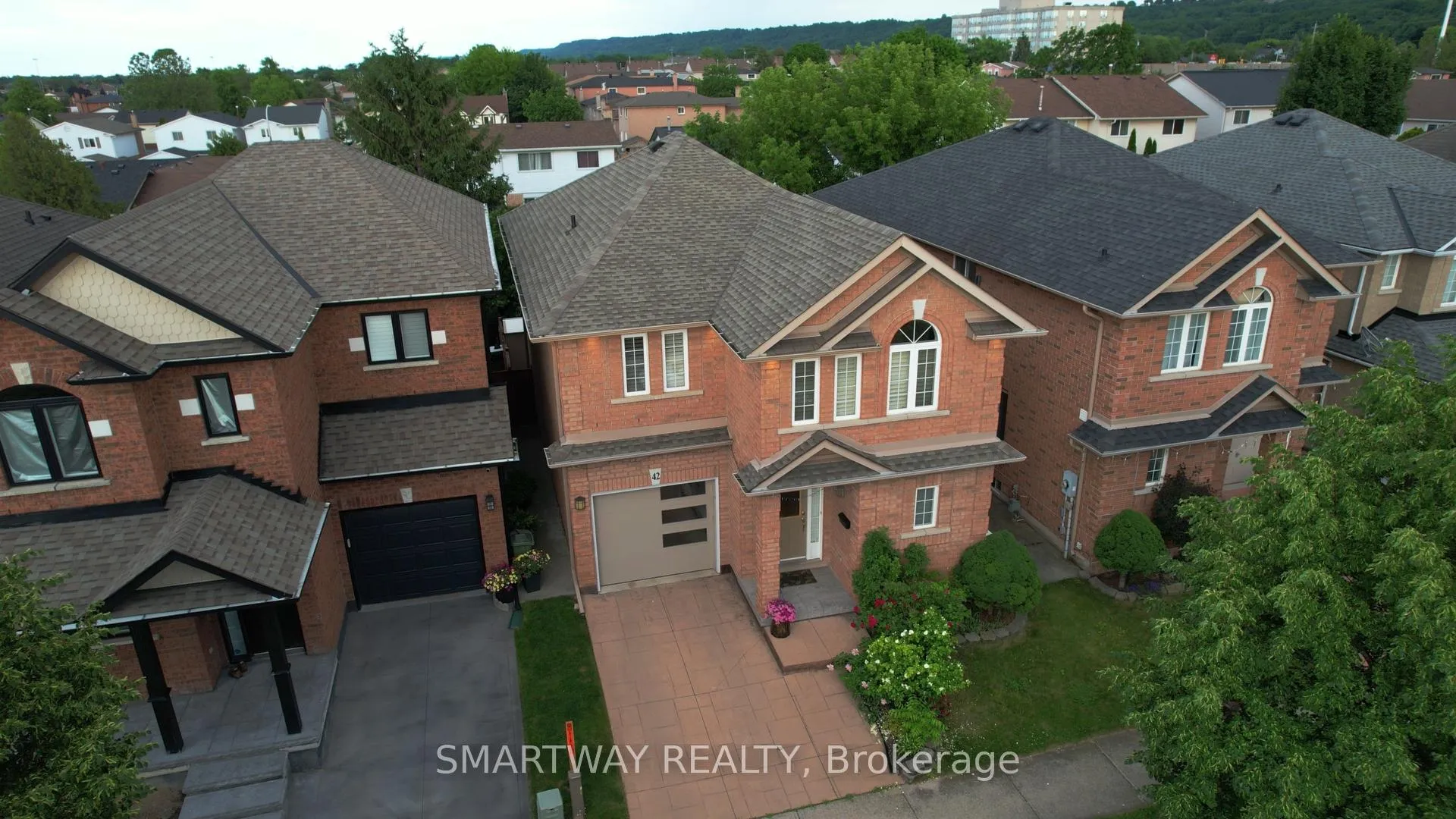 Photo 3 of 42 Peachwood Crescent, Hamilton, Stoney Creek — HOMEH