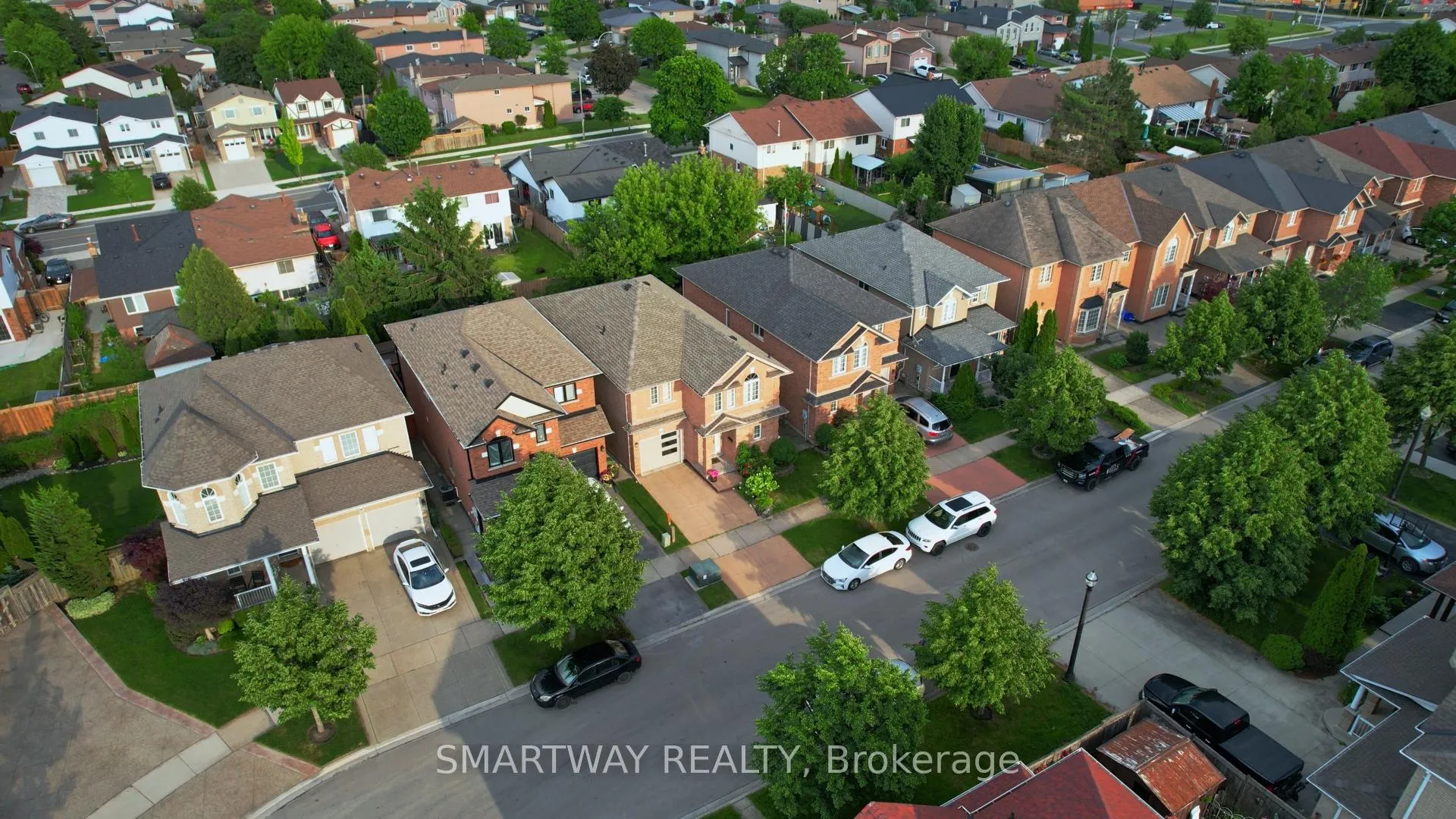 Photo 4 of 42 Peachwood Crescent, Hamilton, Stoney Creek — HOMEH