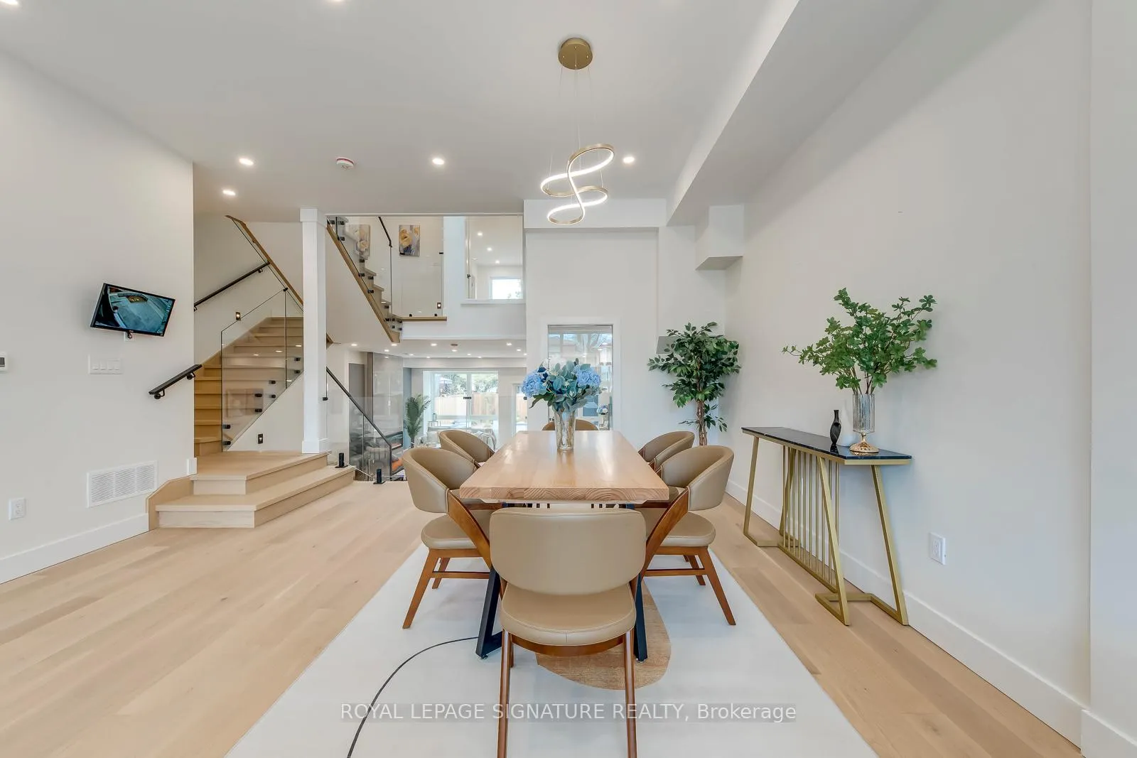 Photo 5 of 850 Cosburn Avenue, Toronto, East York — HOMEH