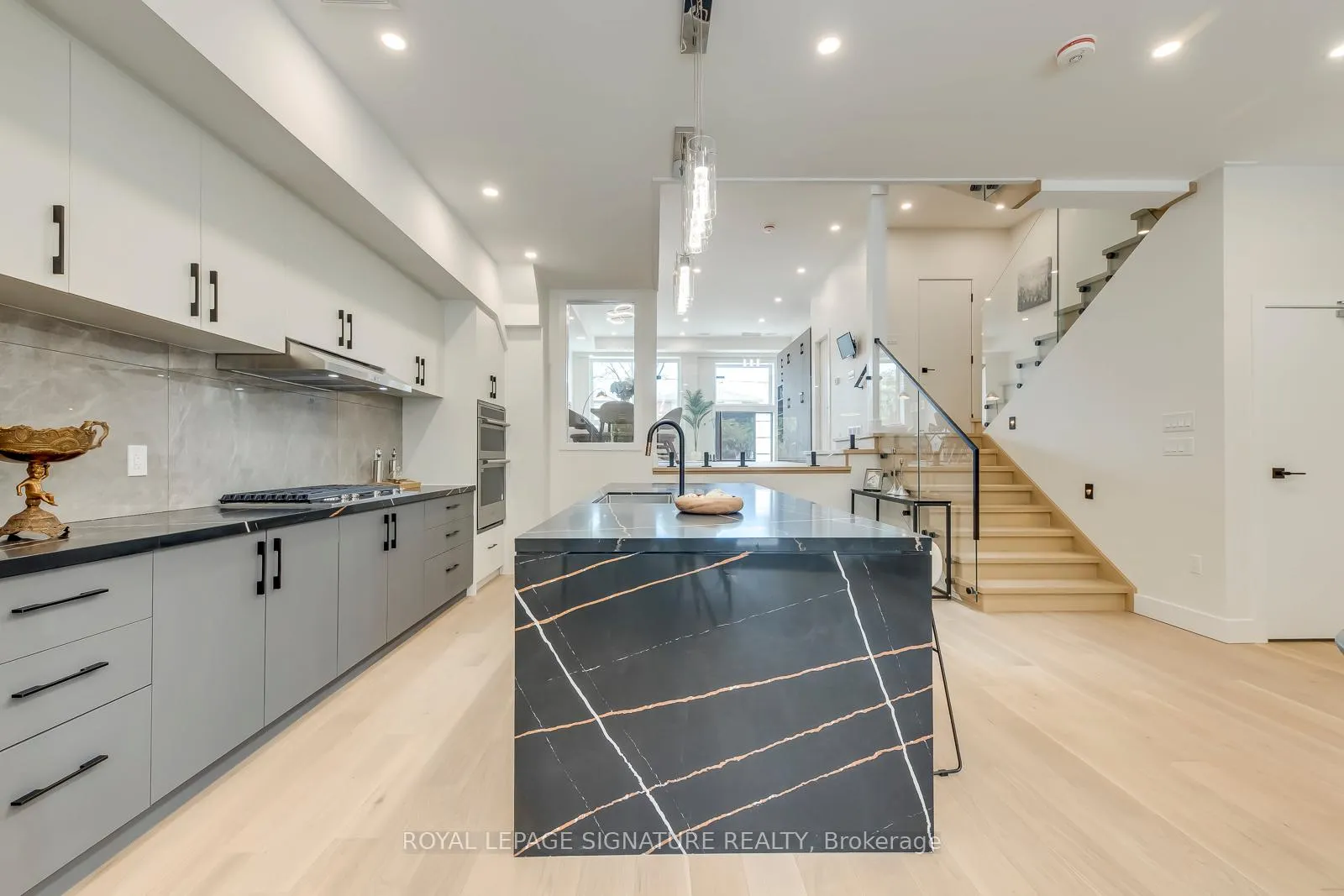 Photo 8 of 850 Cosburn Avenue, Toronto, East York — HOMEH