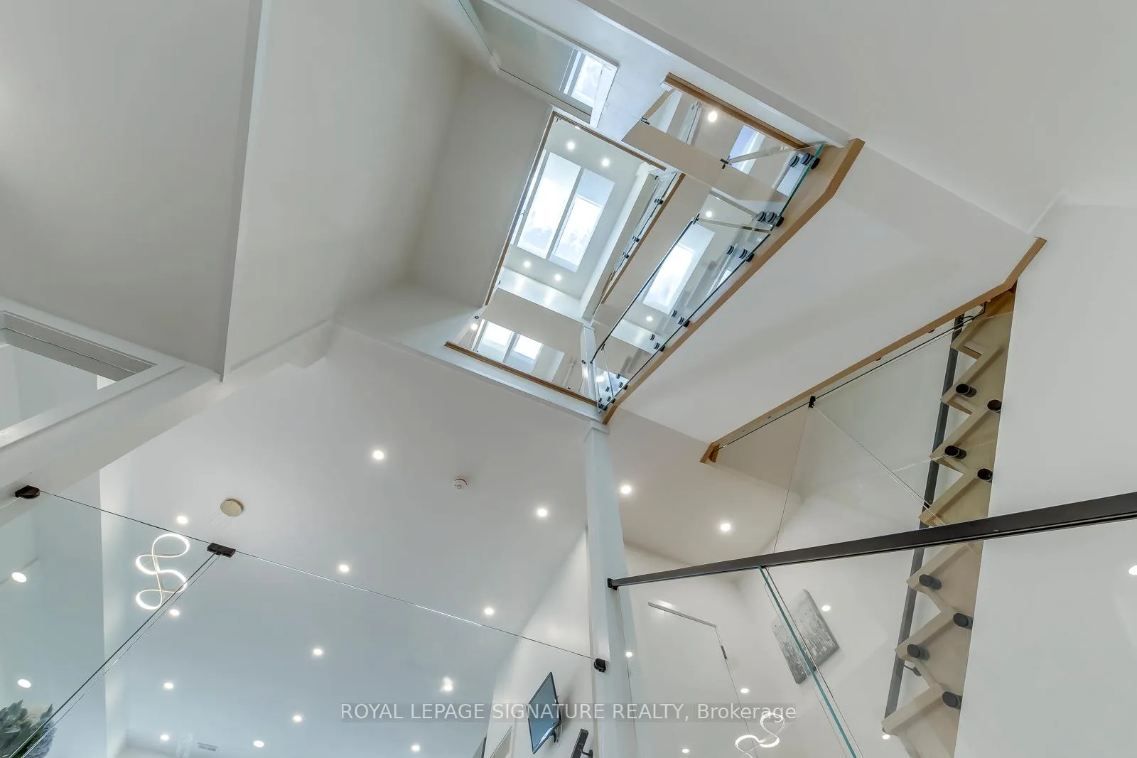 Photo 32 of 850 Cosburn Avenue, Toronto, East York — HOMEH