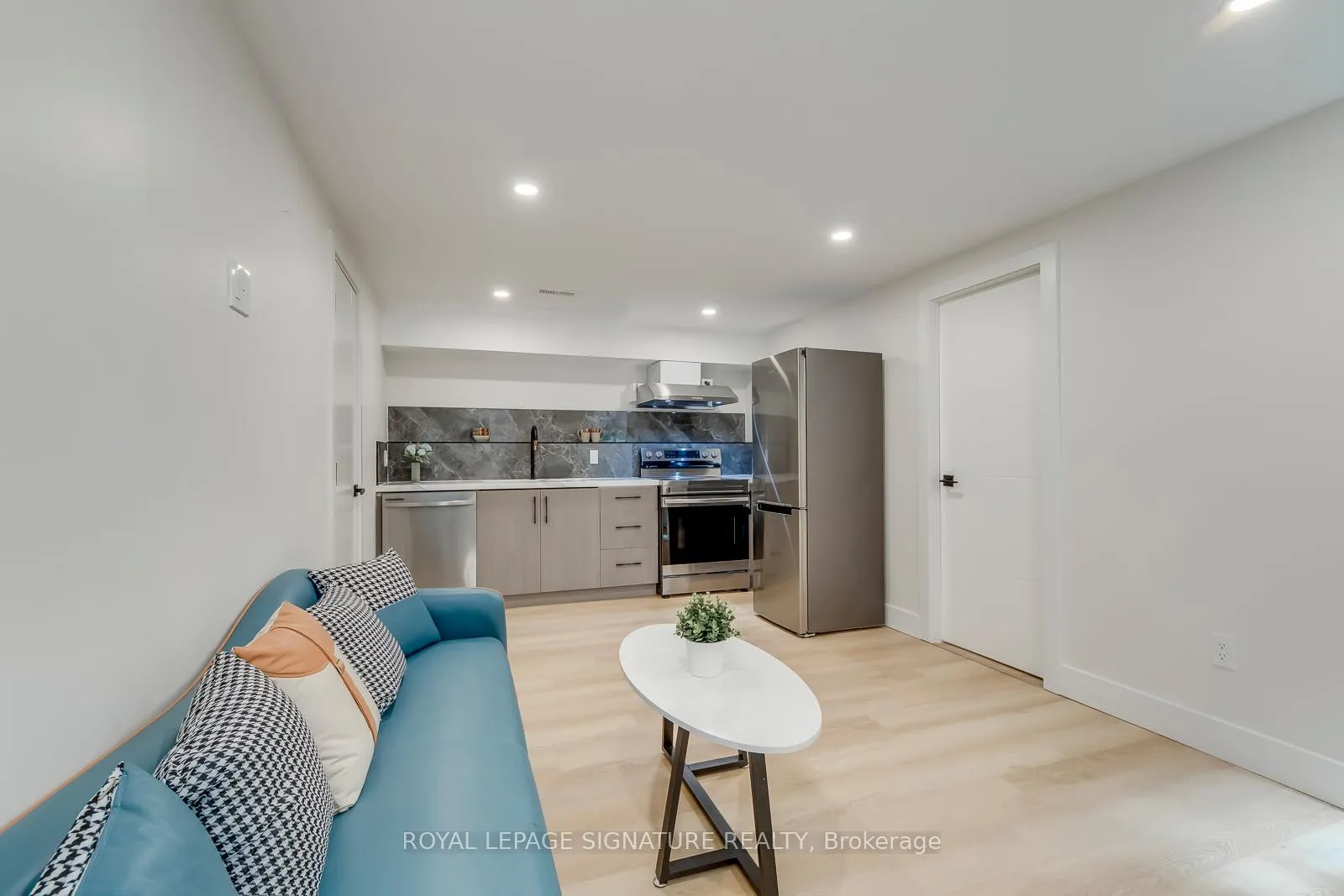 Photo 36 of 850 Cosburn Avenue, Toronto, East York — HOMEH
