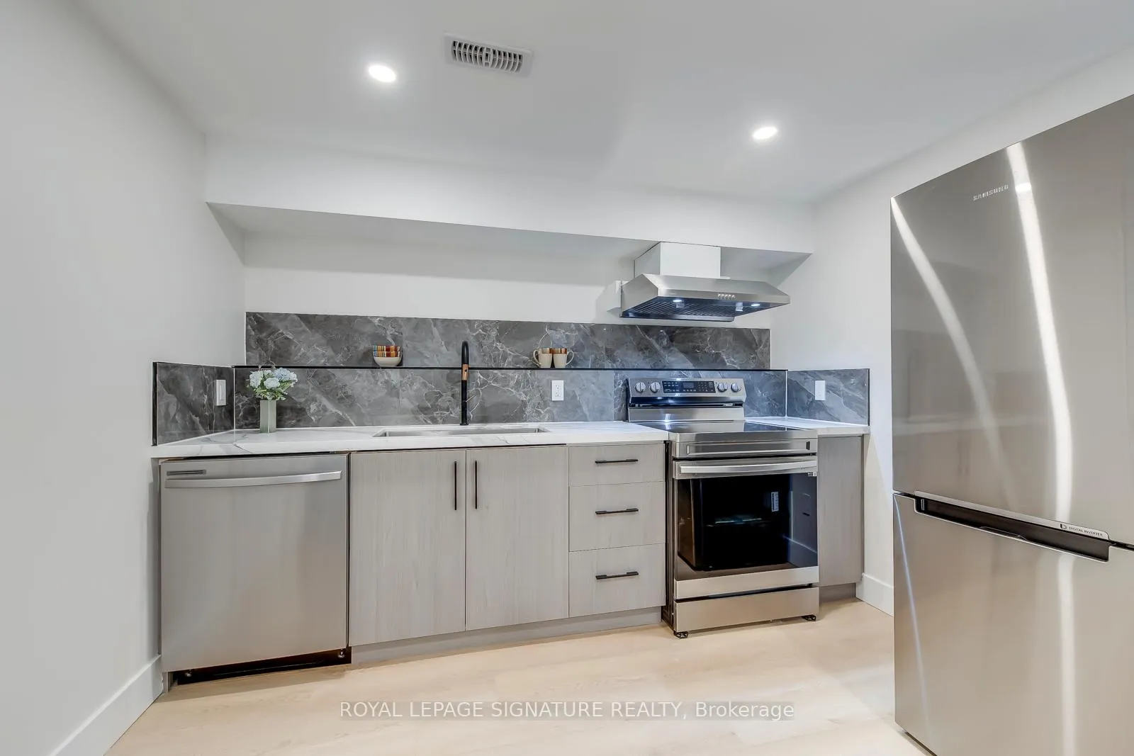 Photo 37 of 850 Cosburn Avenue, Toronto, East York — HOMEH