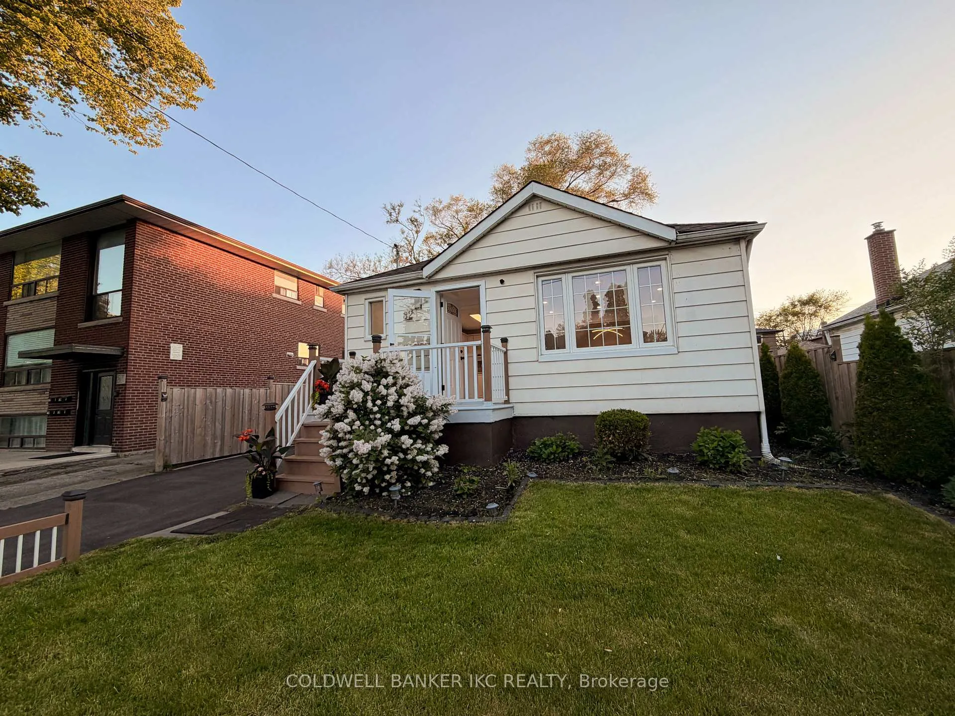 Photo 3 of 82 Seventeenth Street, Etobicoke, New Toronto — HOMEH