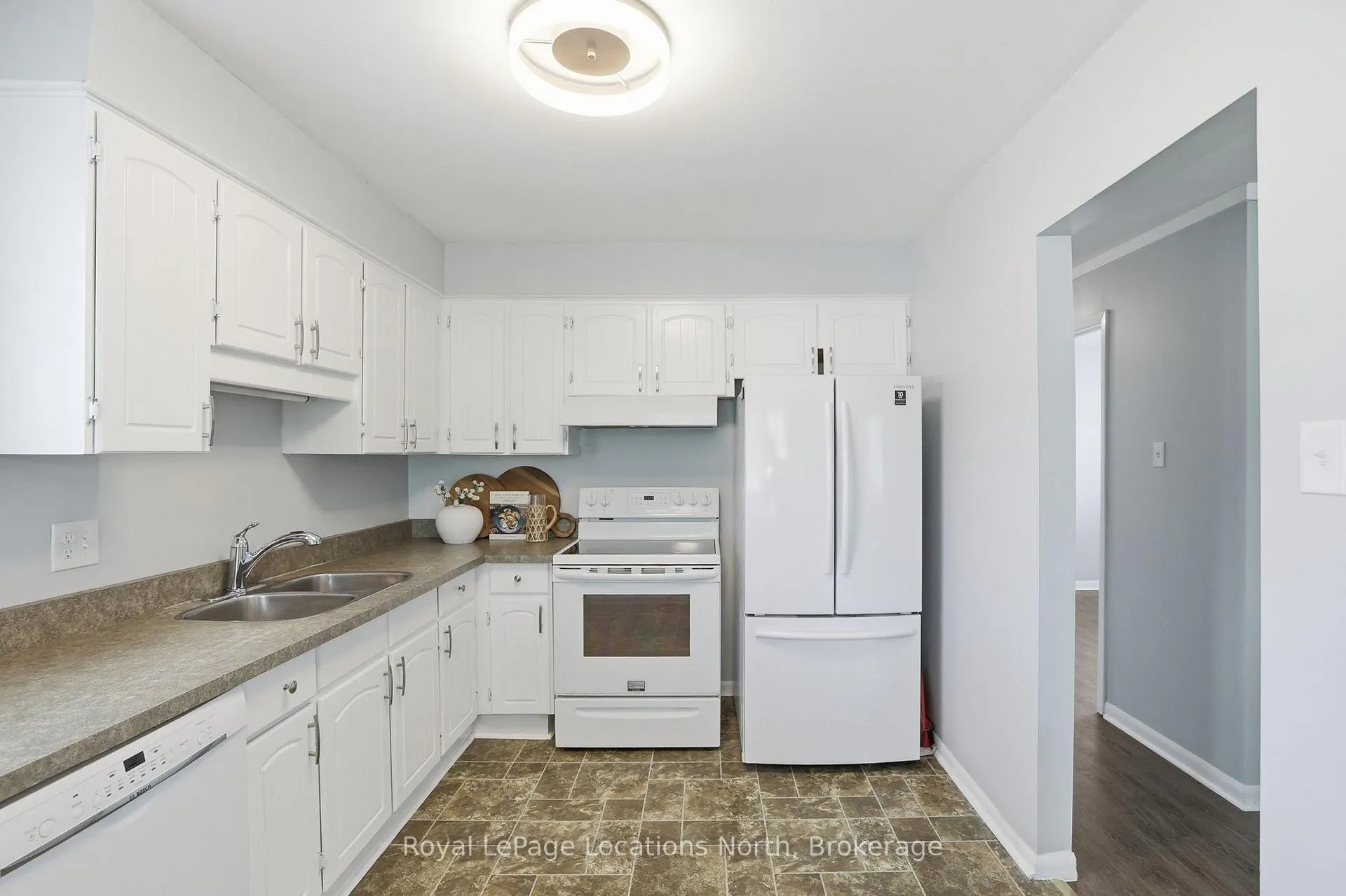 Photo 12 of 30 Courtice Crescent, Collingwood — HOMEH