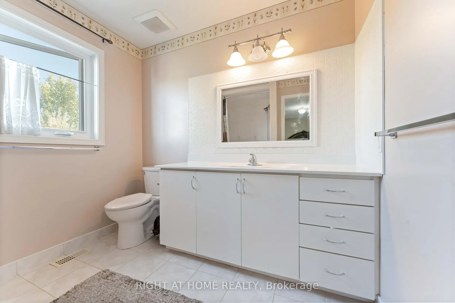 Photo 16 of 160 Grassy Plains Drive, Ottawa, Kanata - Emerald Meadows/Trailwest — HOMEH
