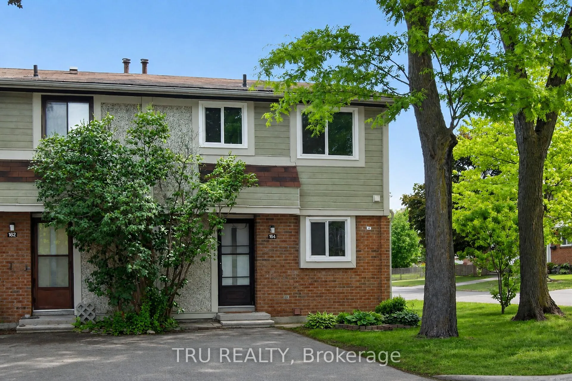 Front of 16-164 Barrow Crescent
