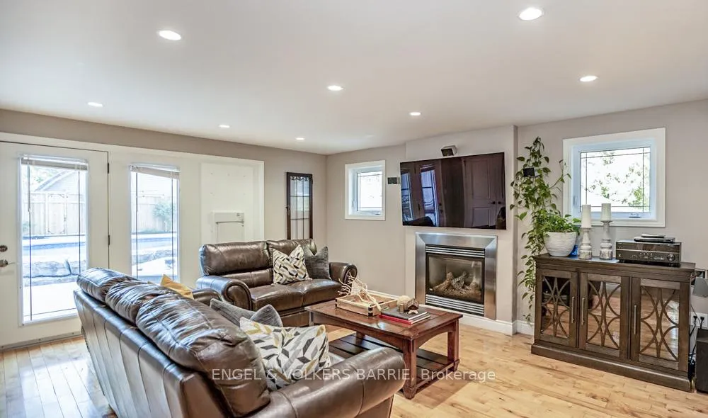 Photo 8 of 112 Lakeshore Road W, Oro-Medonte, Rural Oro-Medonte — HOMEH