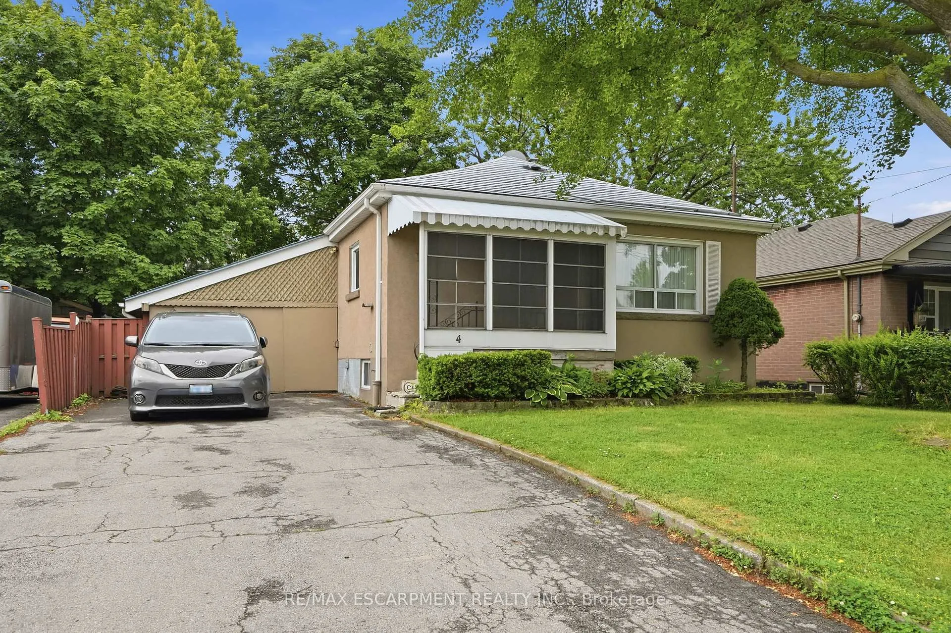 Photo 3 of 4 Duncombe Drive, Hamilton, Hill Park — HOMEH