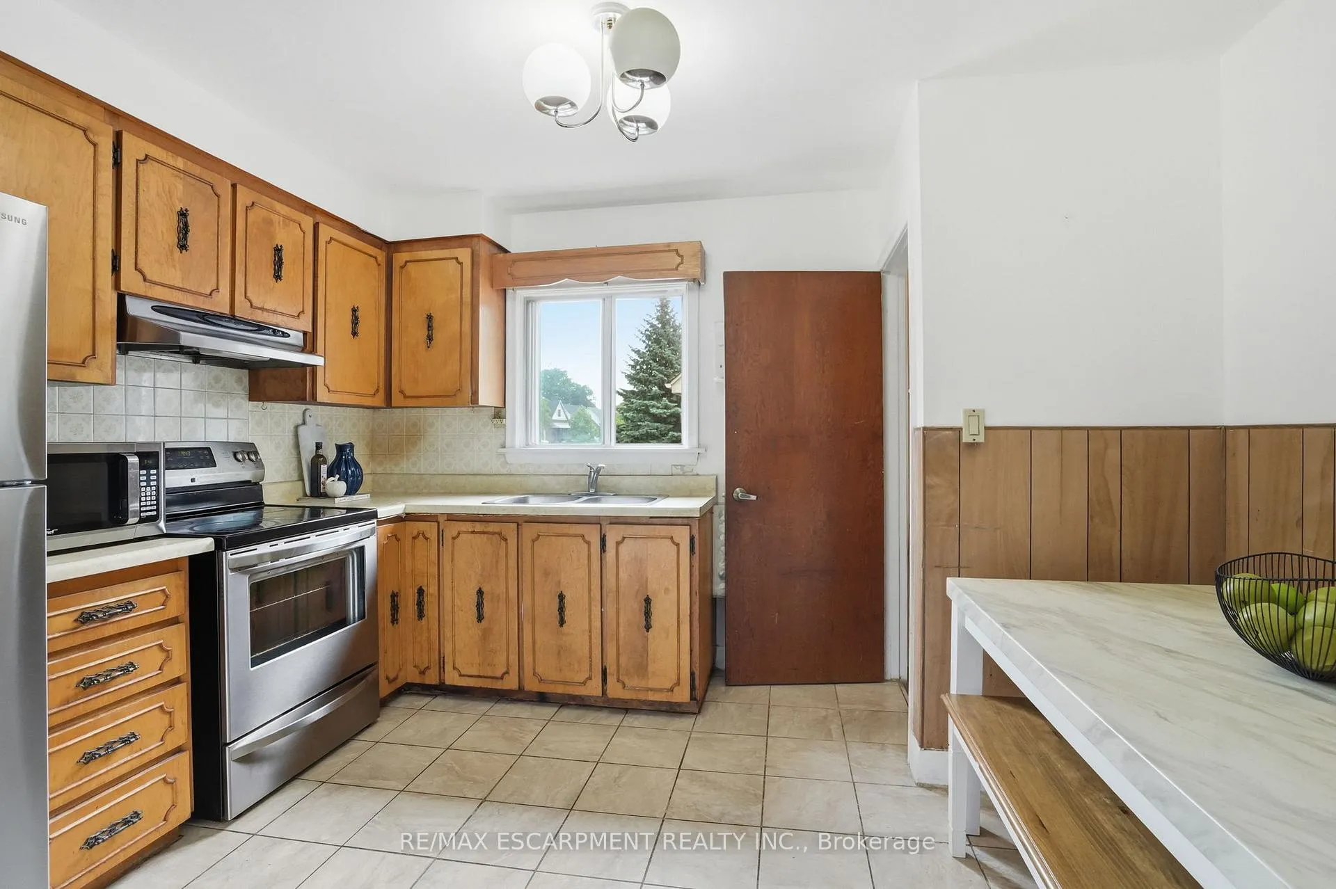 Photo 8 of 4 Duncombe Drive, Hamilton, Hill Park — HOMEH