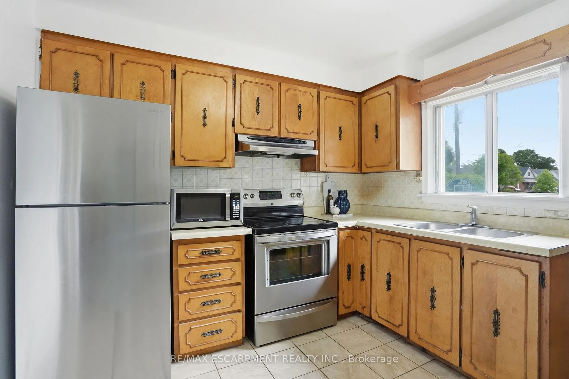 Photo 9 of 4 Duncombe Drive, Hamilton, Hill Park — HOMEH