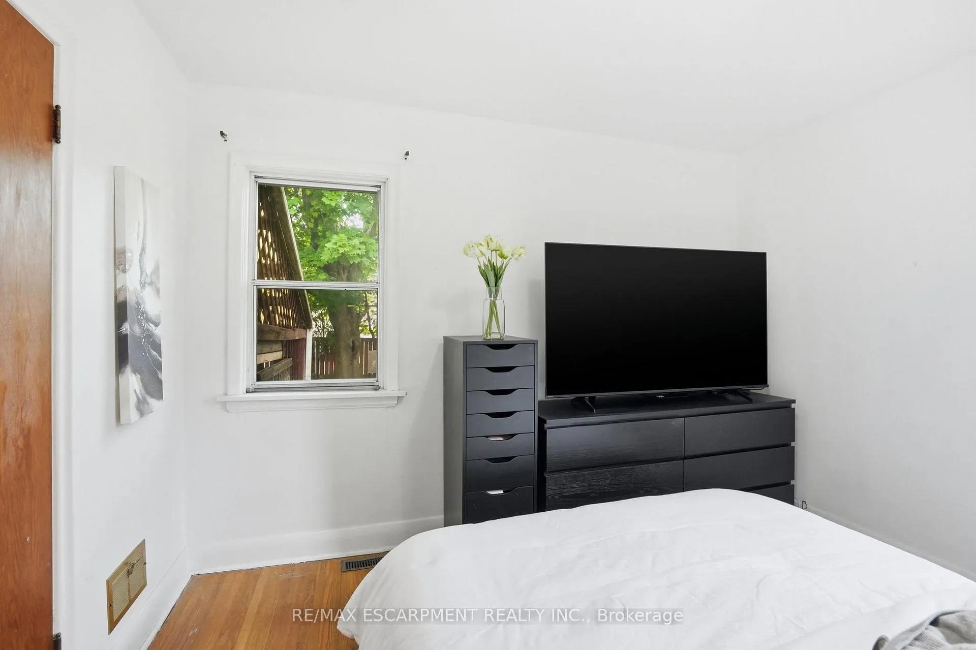 Photo 14 of 4 Duncombe Drive, Hamilton, Hill Park — HOMEH