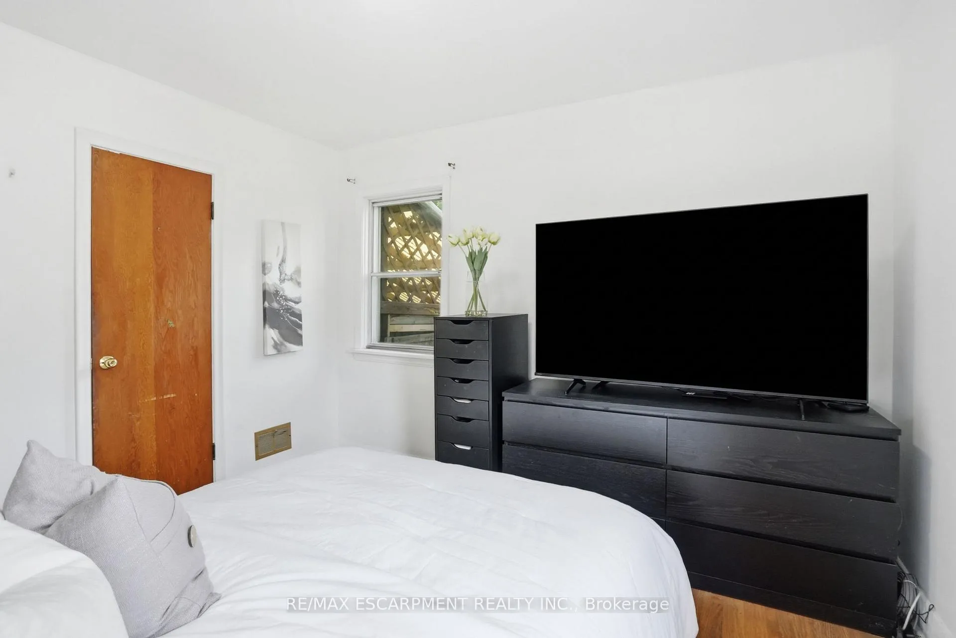 Photo 15 of 4 Duncombe Drive, Hamilton, Hill Park — HOMEH