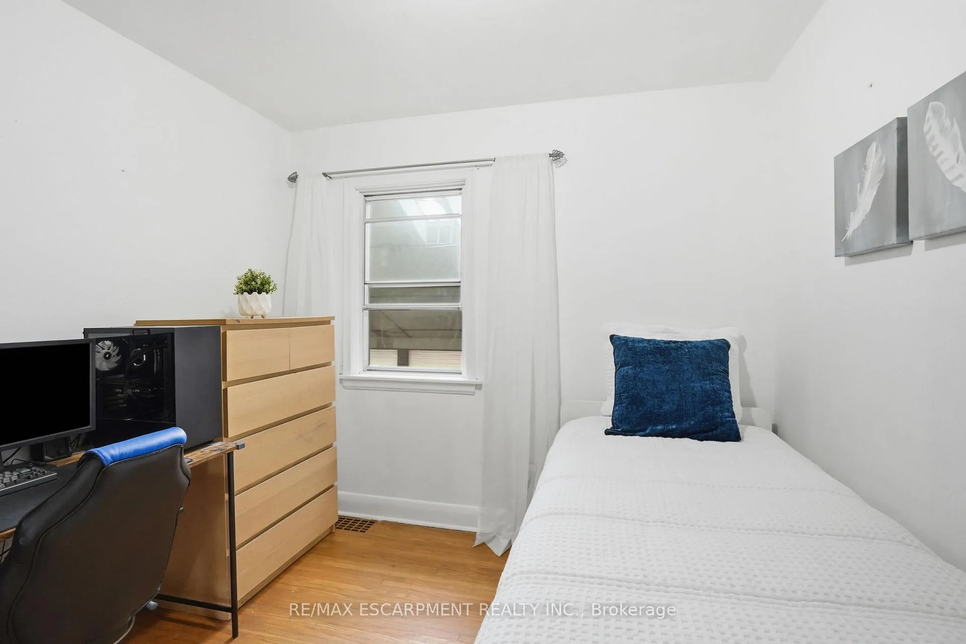 Photo 18 of 4 Duncombe Drive, Hamilton, Hill Park — HOMEH