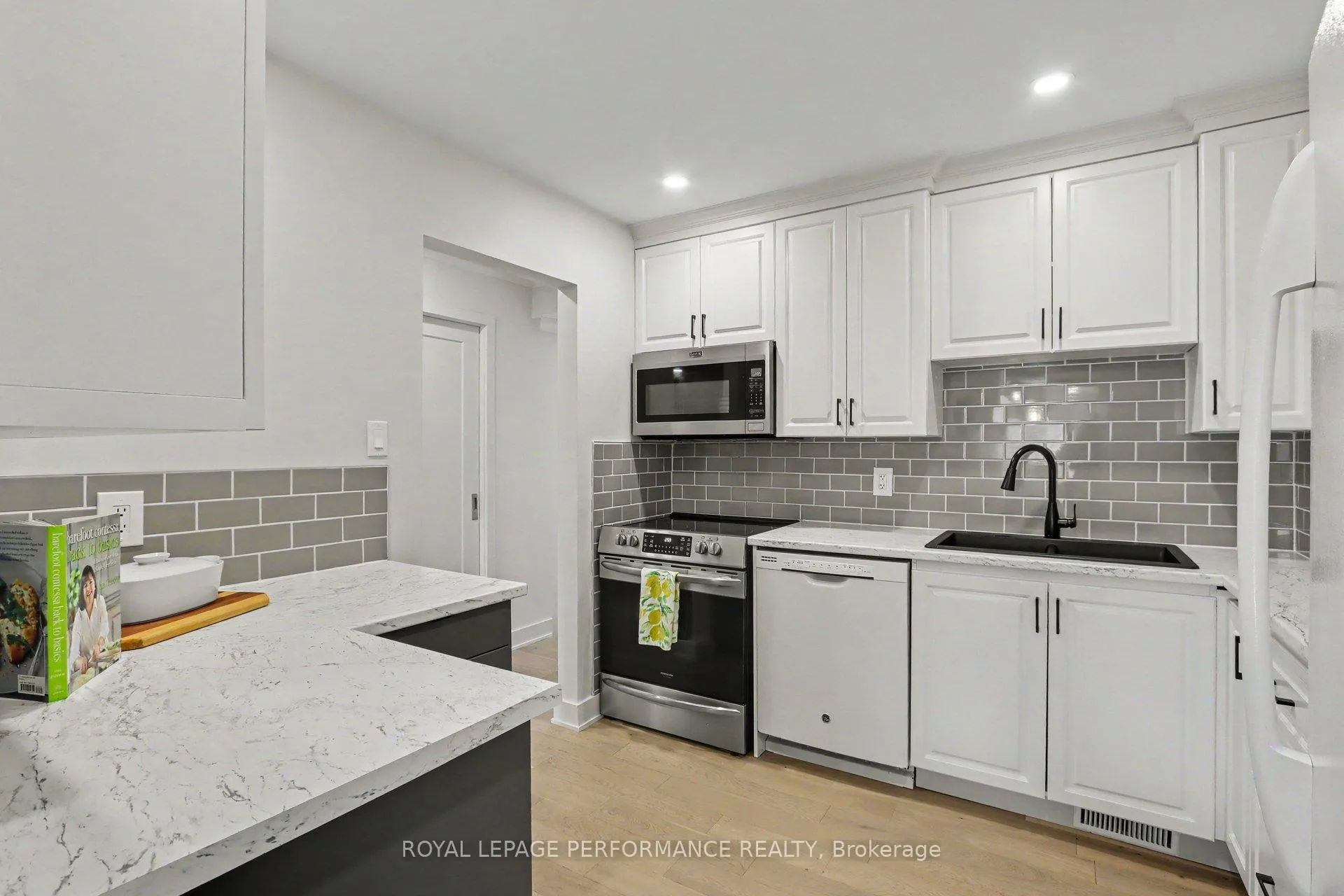 Photo 10 of 17 Bentbrook Crescent, Ottawa, Barrhaven - Heritage Park — HOMEH