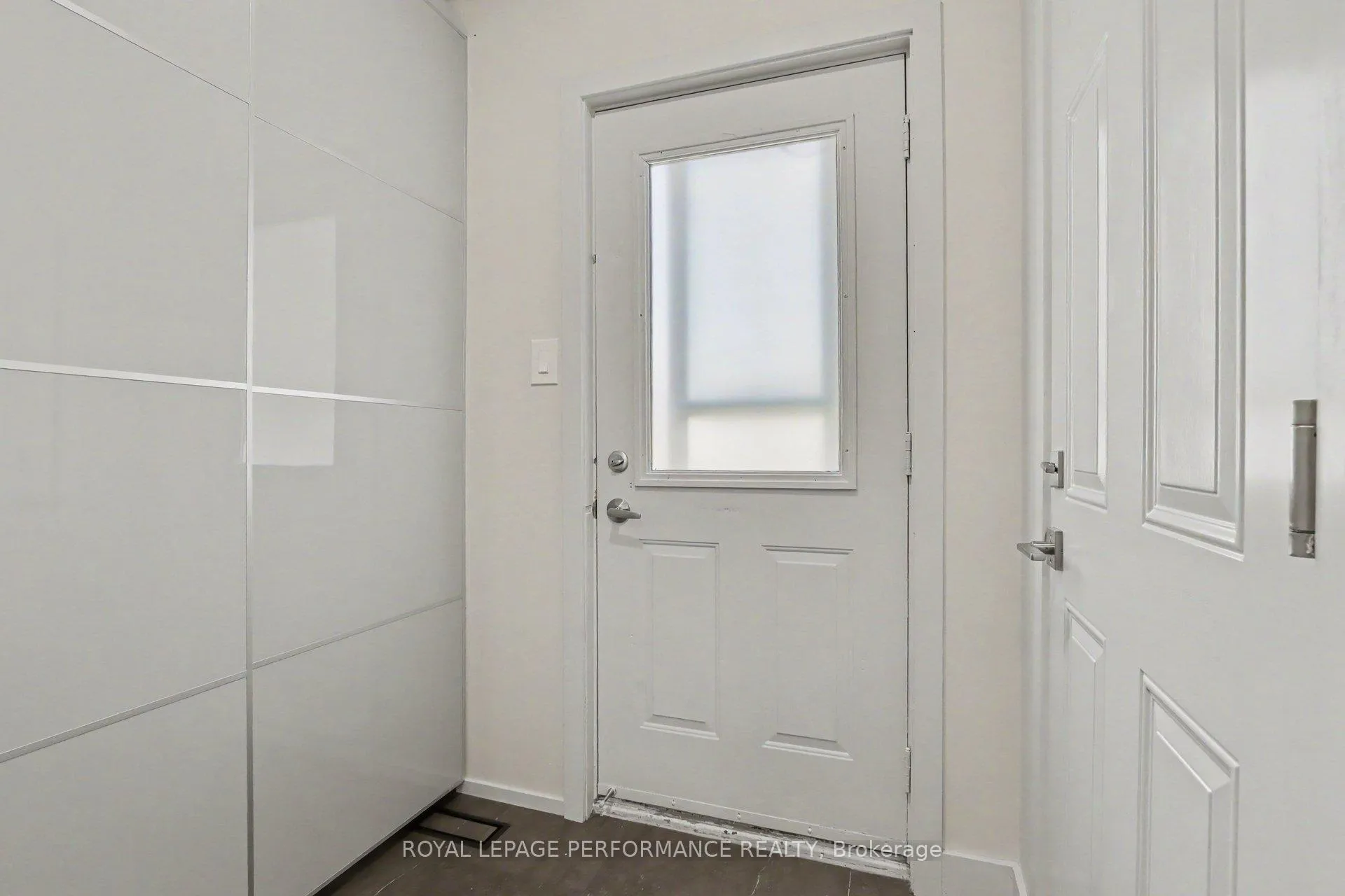 Photo 12 of 17 Bentbrook Crescent, Ottawa, Barrhaven - Heritage Park — HOMEH