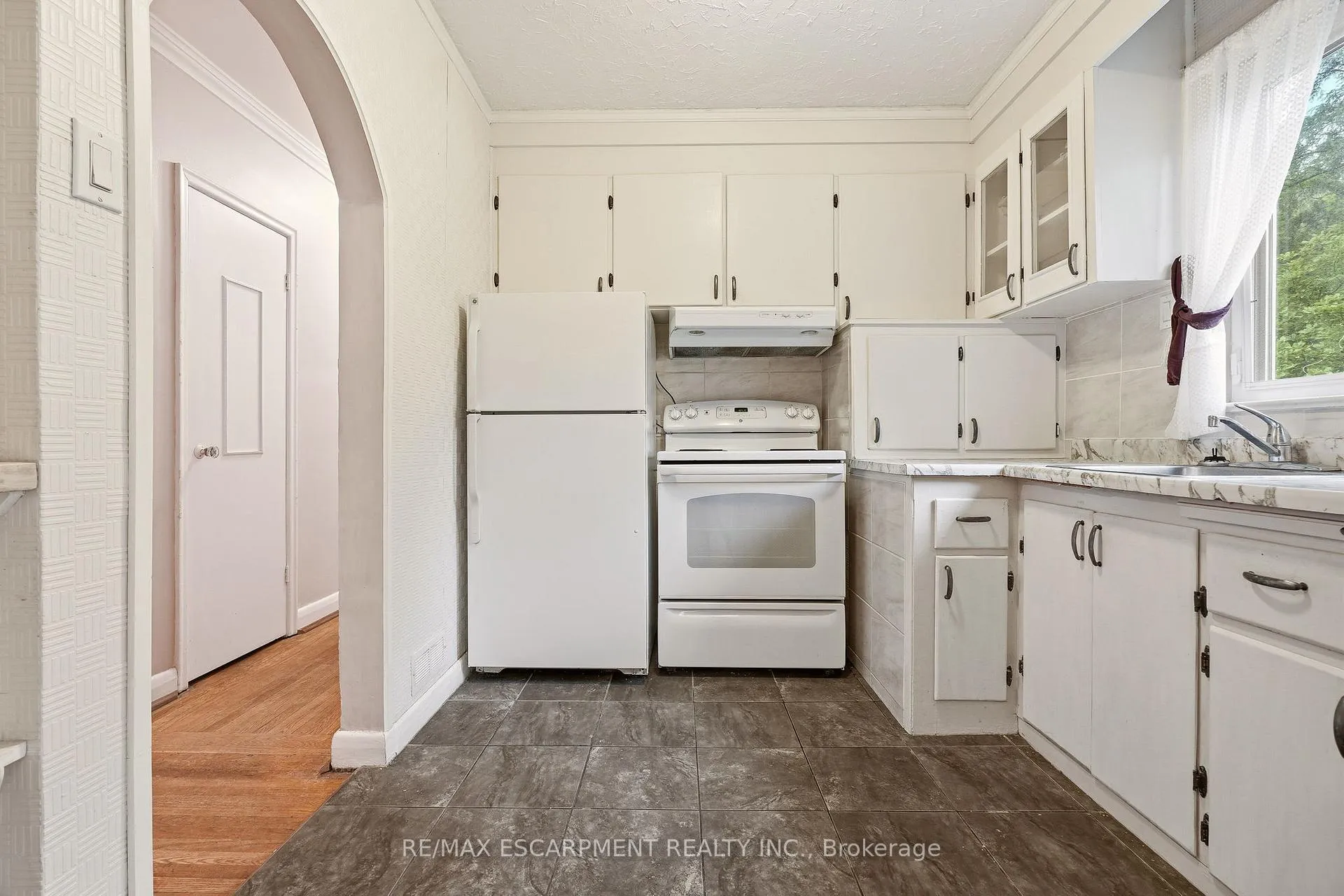 Photo 15 of 1059 Shepherds Drive, Burlington, LaSalle — HOMEH
