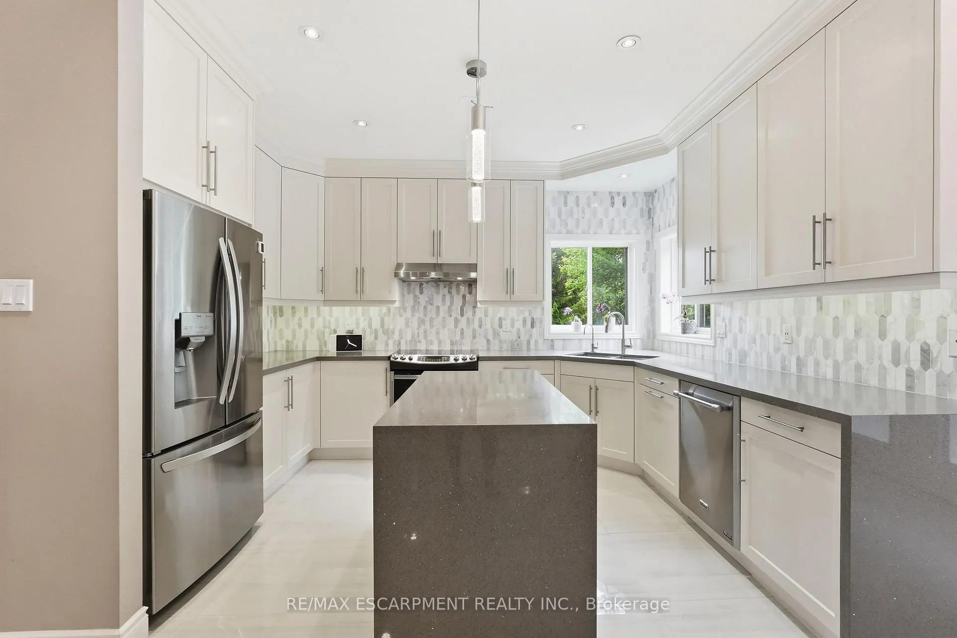 Photo 8 of 58 Anderson Court, Hamilton, Ancaster — HOMEH