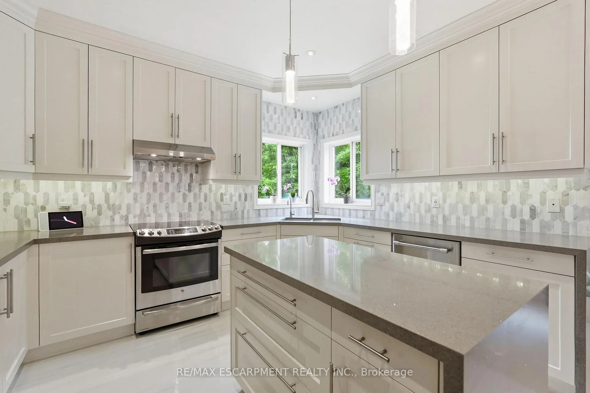 Photo 9 of 58 Anderson Court, Hamilton, Ancaster — HOMEH