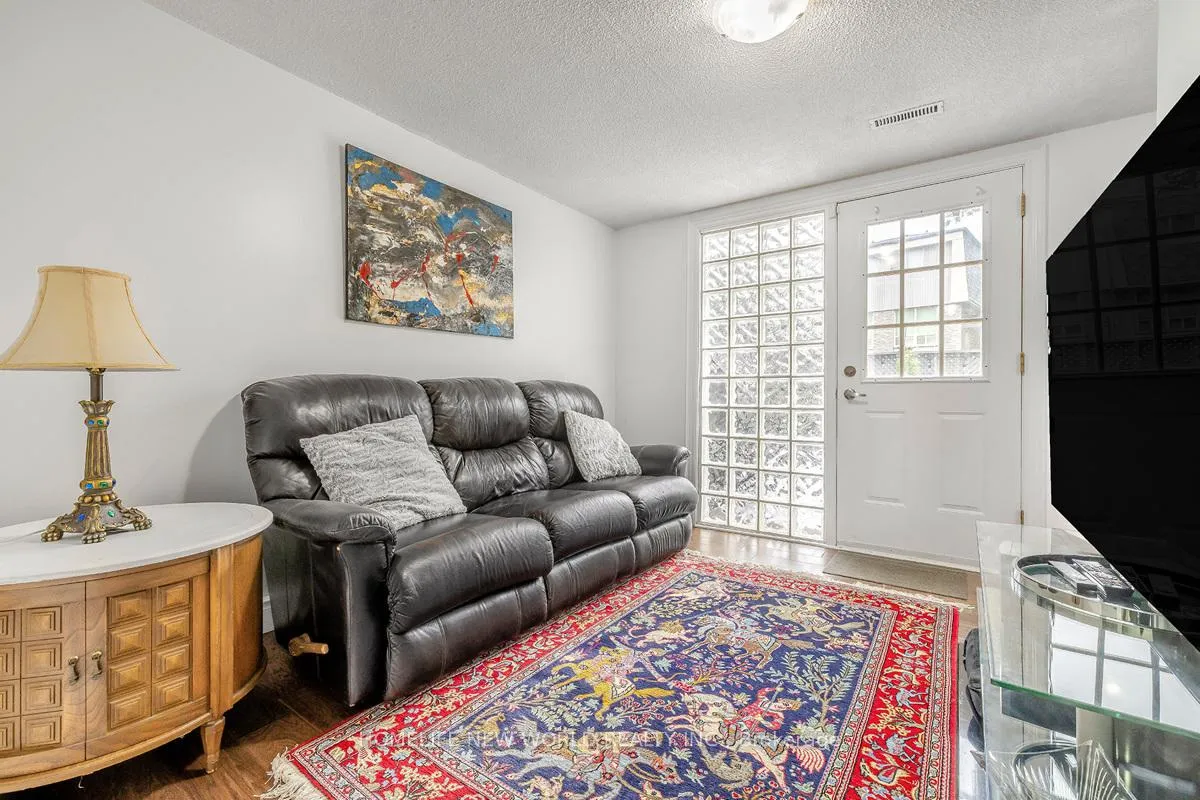 Photo 3 of 61 Poplar Crescent, Aurora, Aurora Highlands — HOMEH