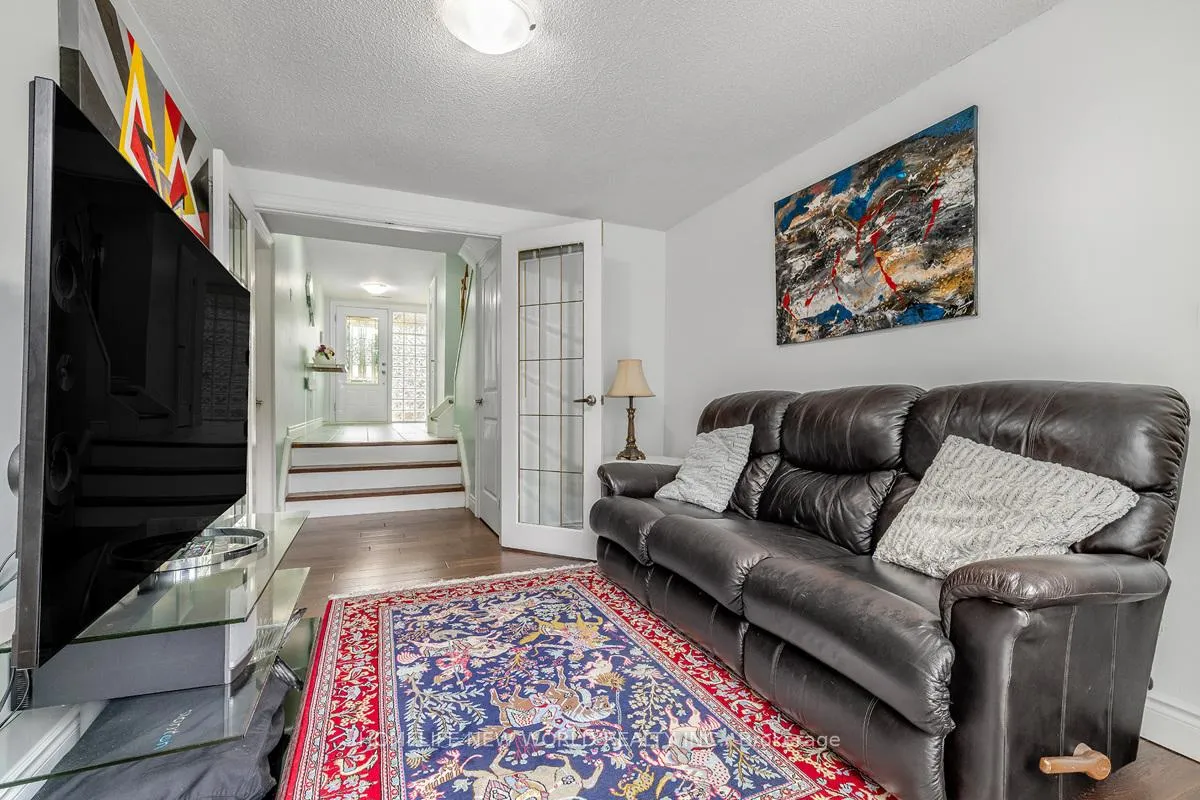 Photo 4 of 61 Poplar Crescent, Aurora, Aurora Highlands — HOMEH